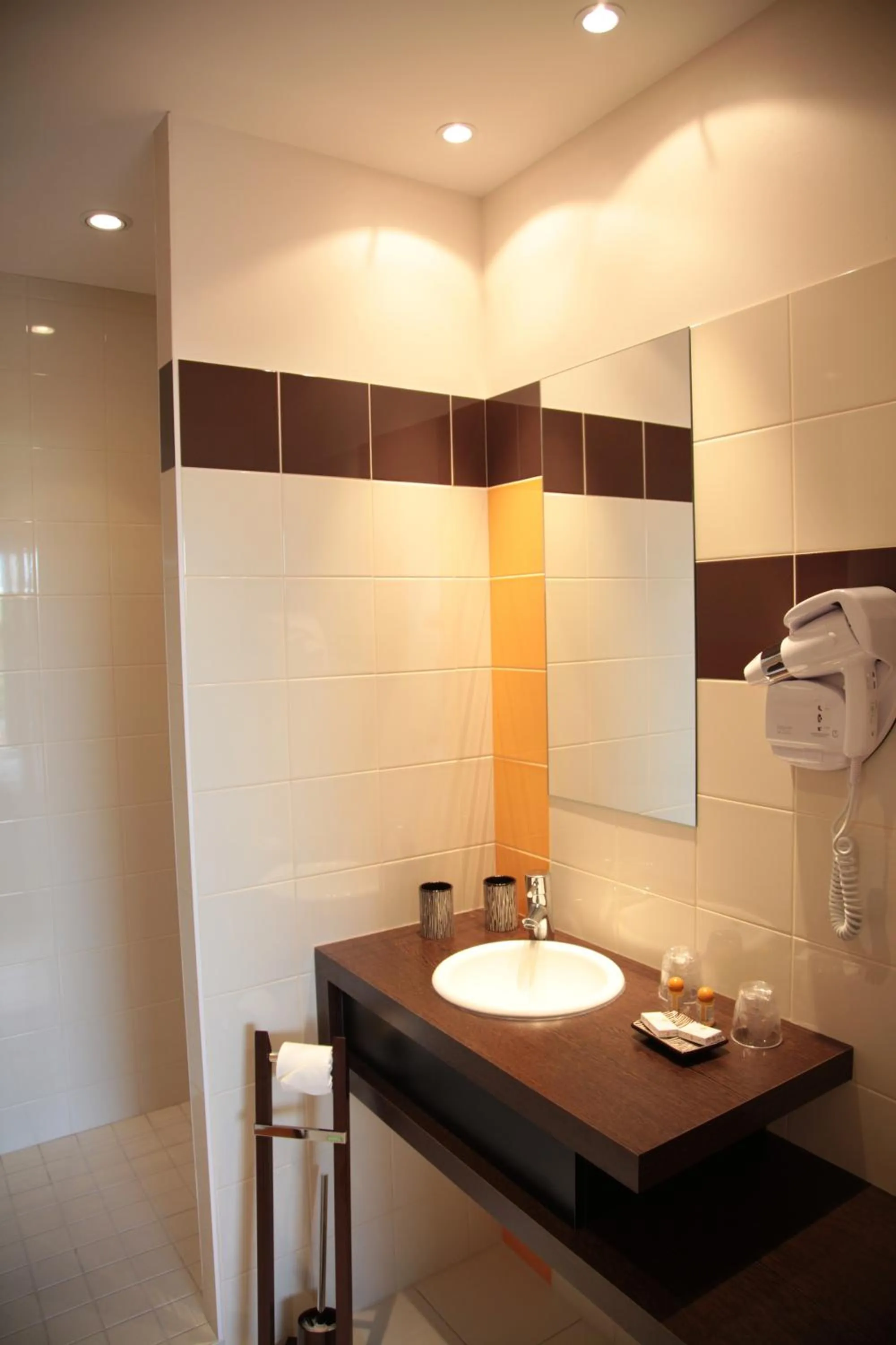 Bathroom in Logis Hôtellerie Les Brisants , Restaurant J M Perochon