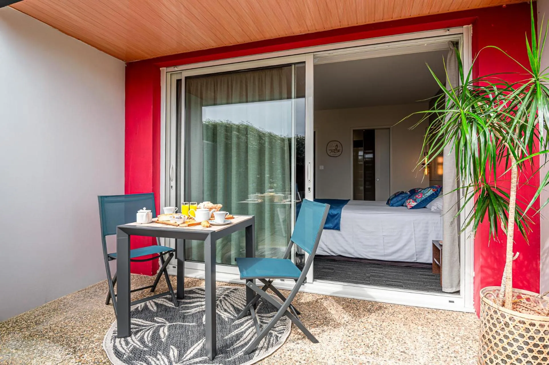 Patio, Bed in Logis Hôtellerie Les Brisants , Restaurant J M Perochon