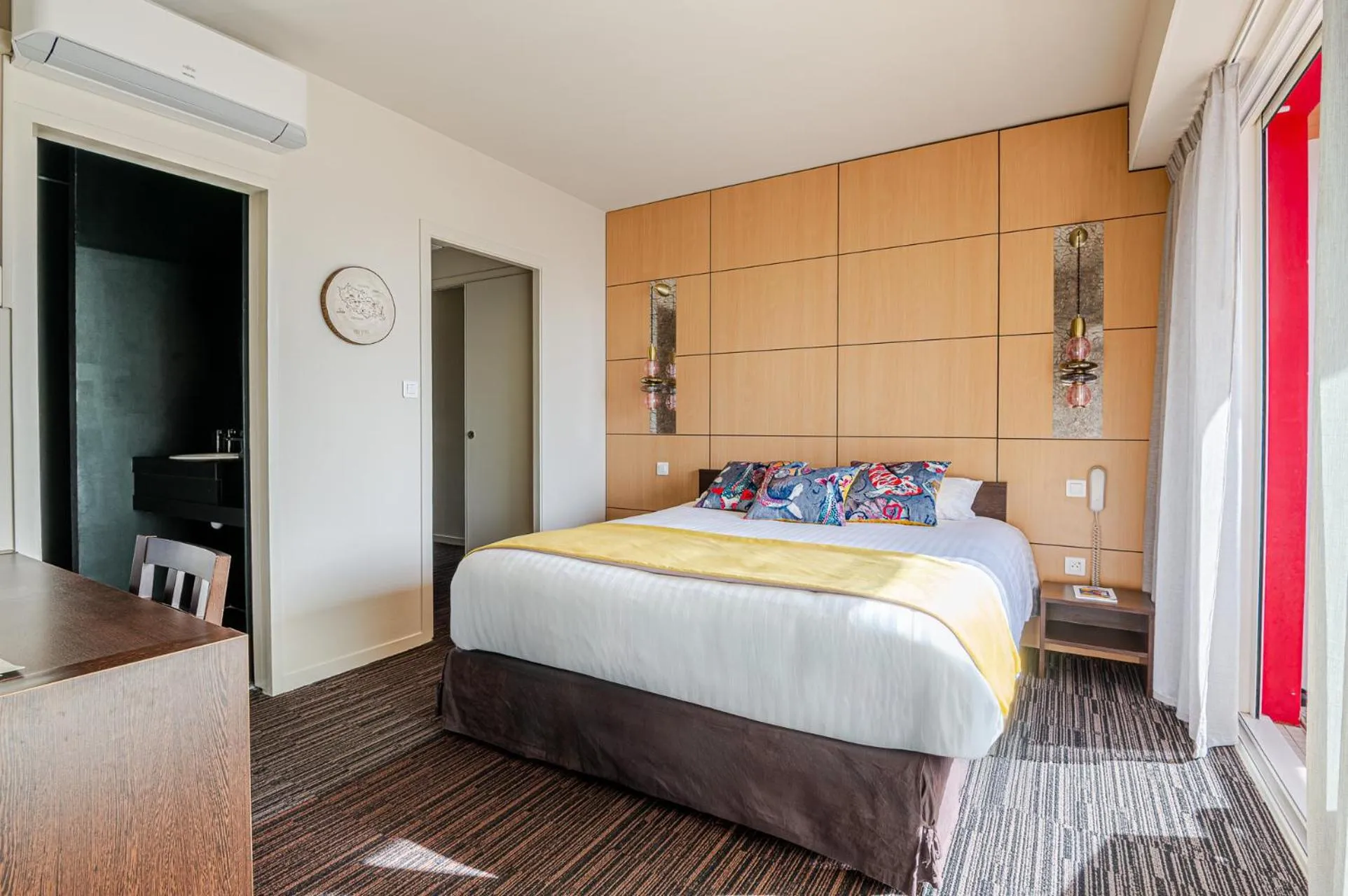 Bed in Logis Hôtellerie Les Brisants , Restaurant J M Perochon