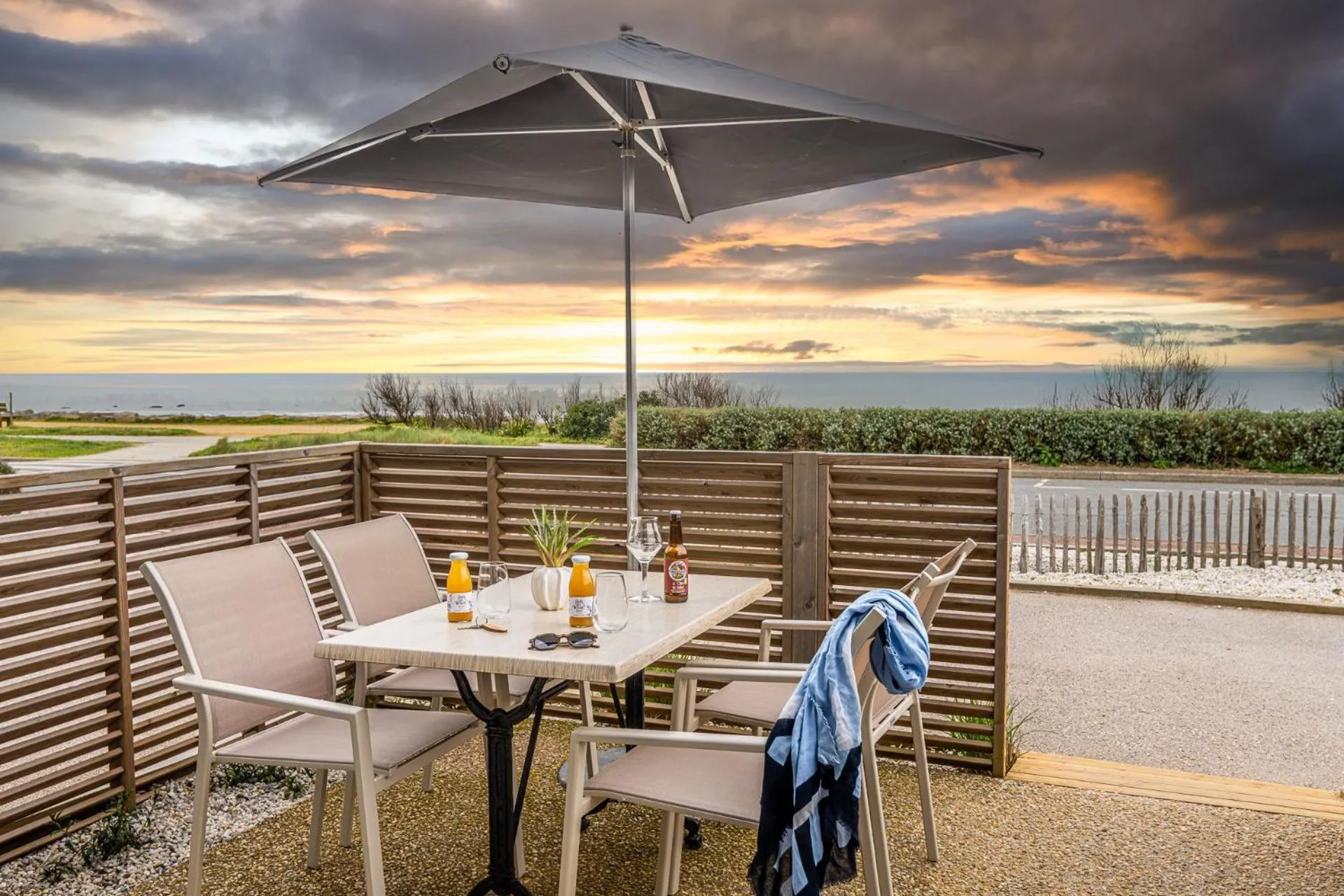 Patio in Logis Hôtellerie Les Brisants , Restaurant J M Perochon