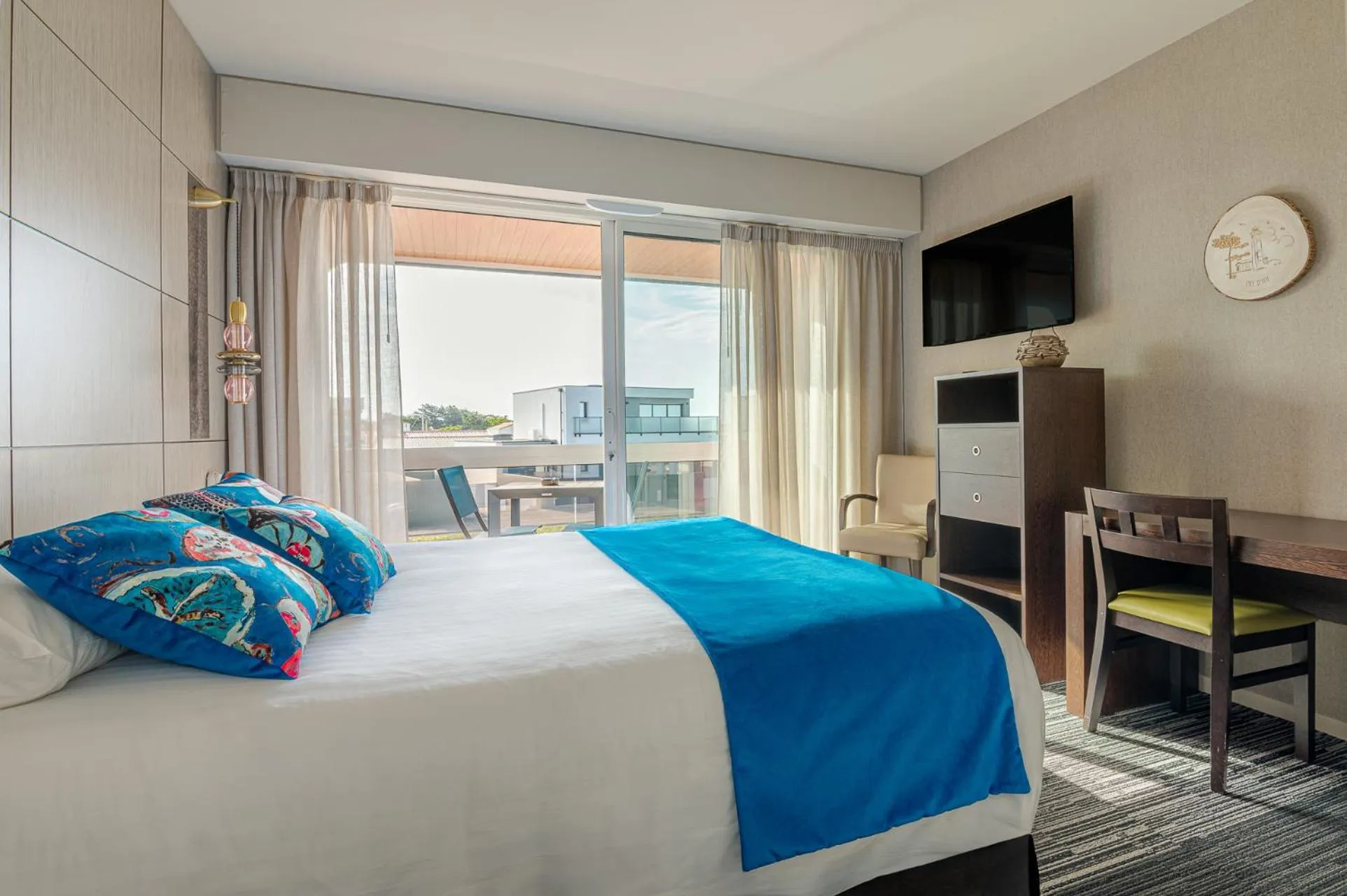 Bed in Logis Hôtellerie Les Brisants , Restaurant J M Perochon