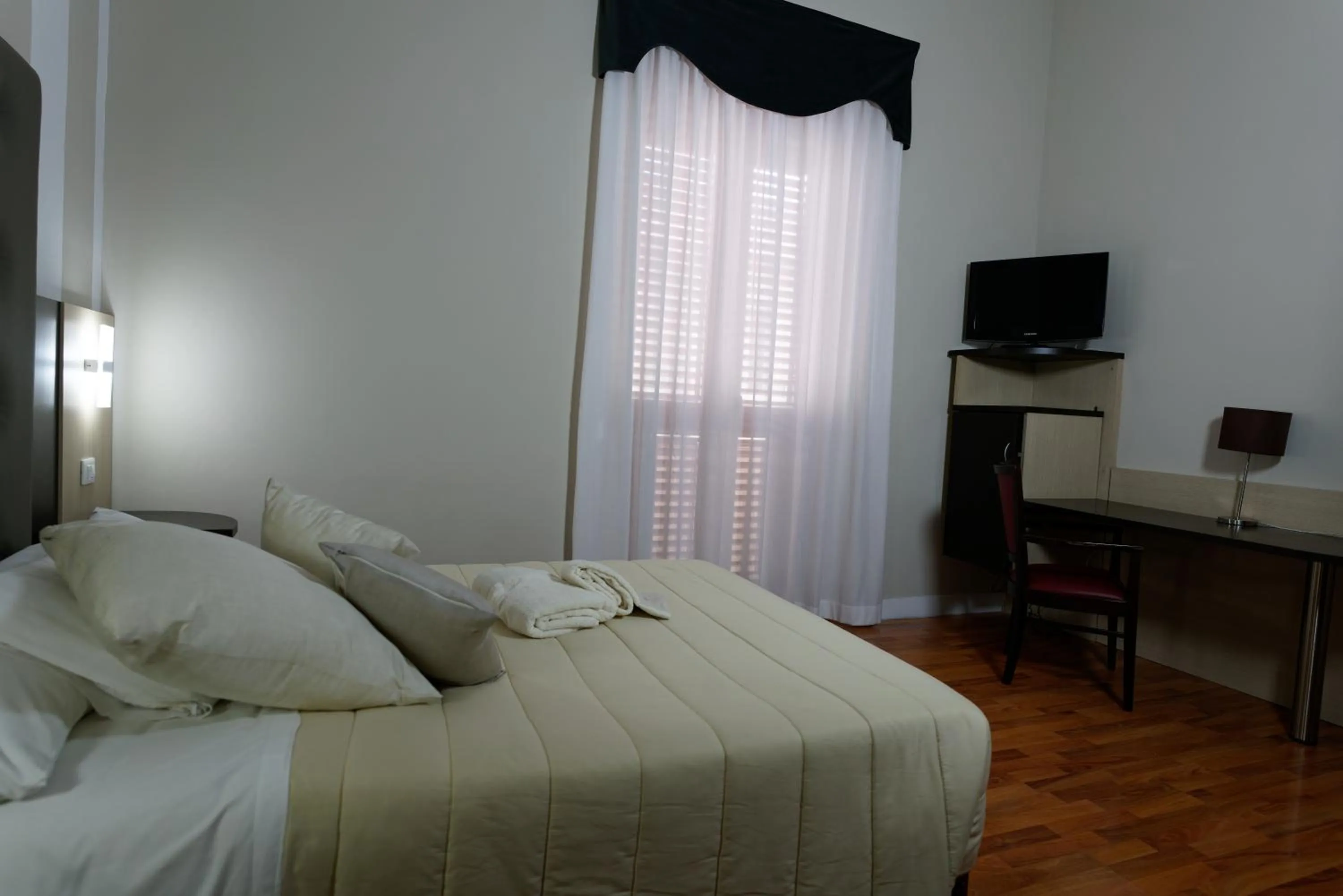 Communal lounge/ TV room, Bed in Hotel Sant'Elia