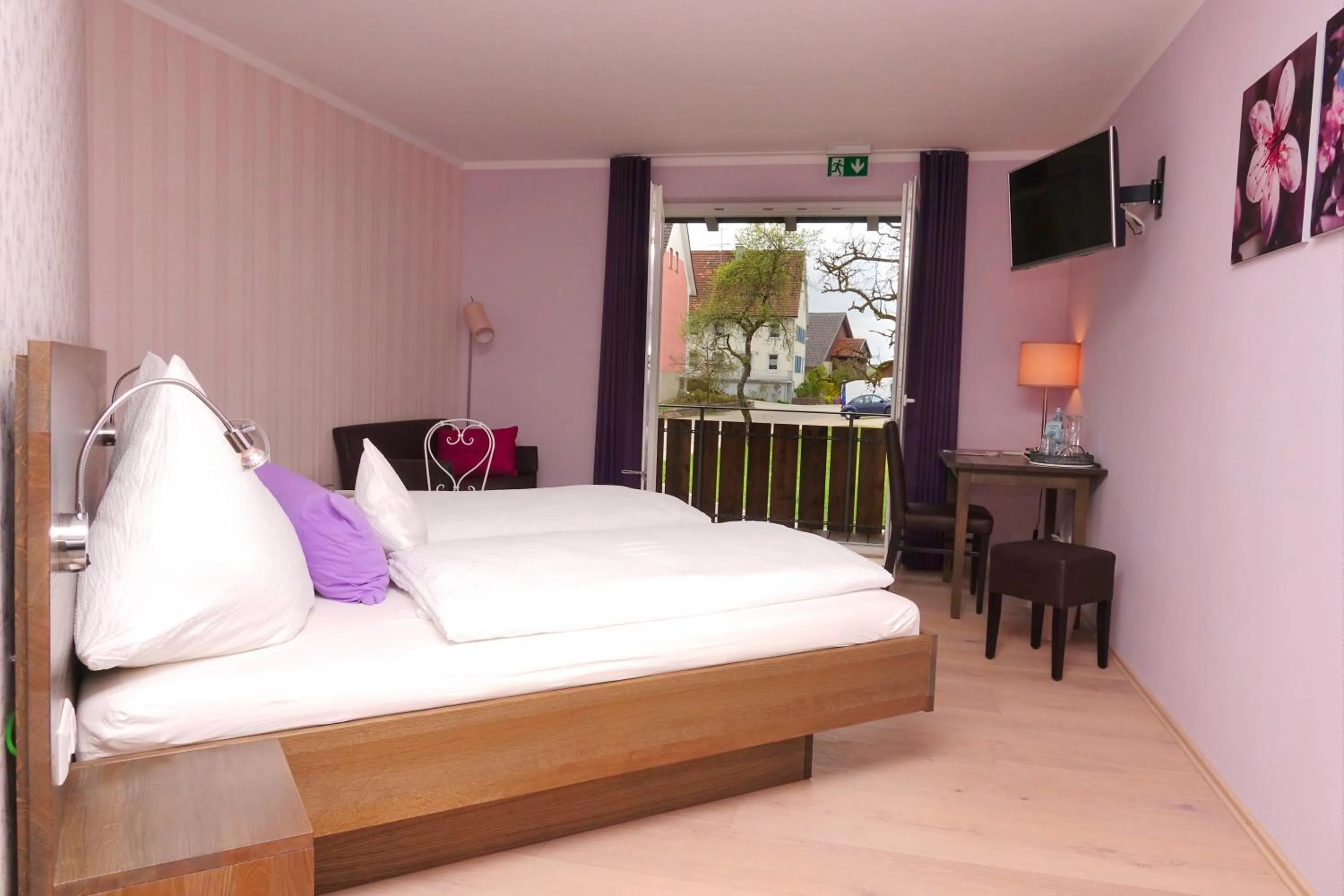 Photo of the whole room, Bed in Gret-Stube