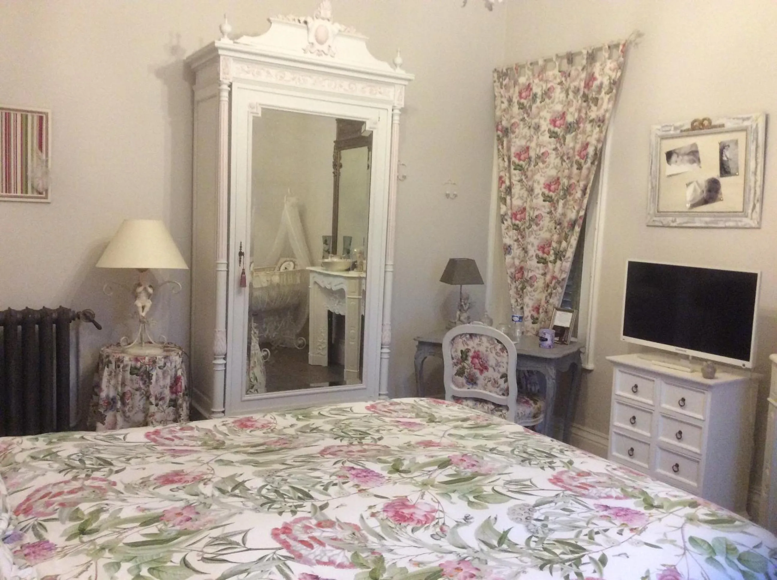 TV and multimedia, Bed in L'hostellerie du chateau