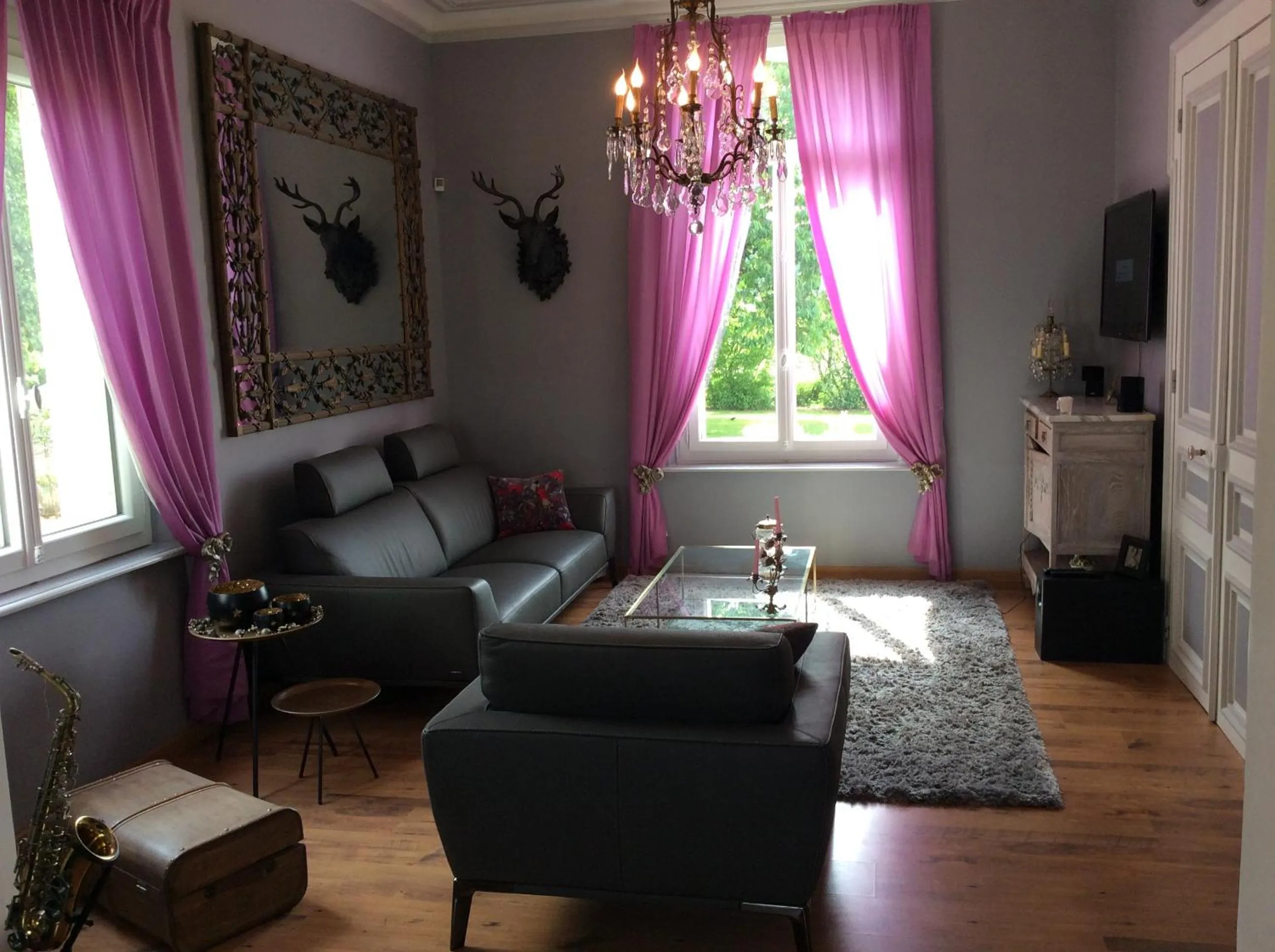 Communal lounge/ TV room in L'hostellerie du chateau