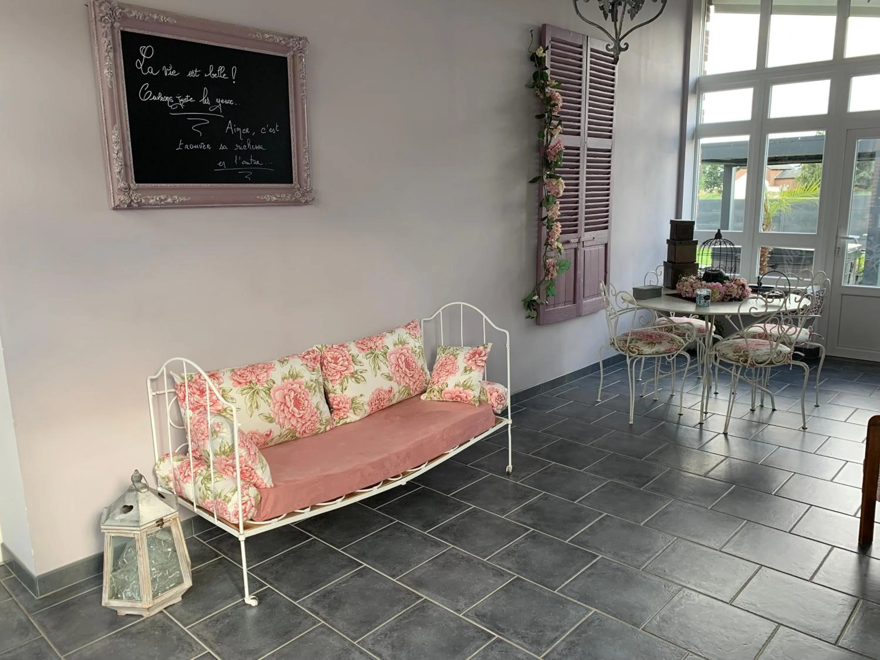 Seating area in L'hostellerie du chateau