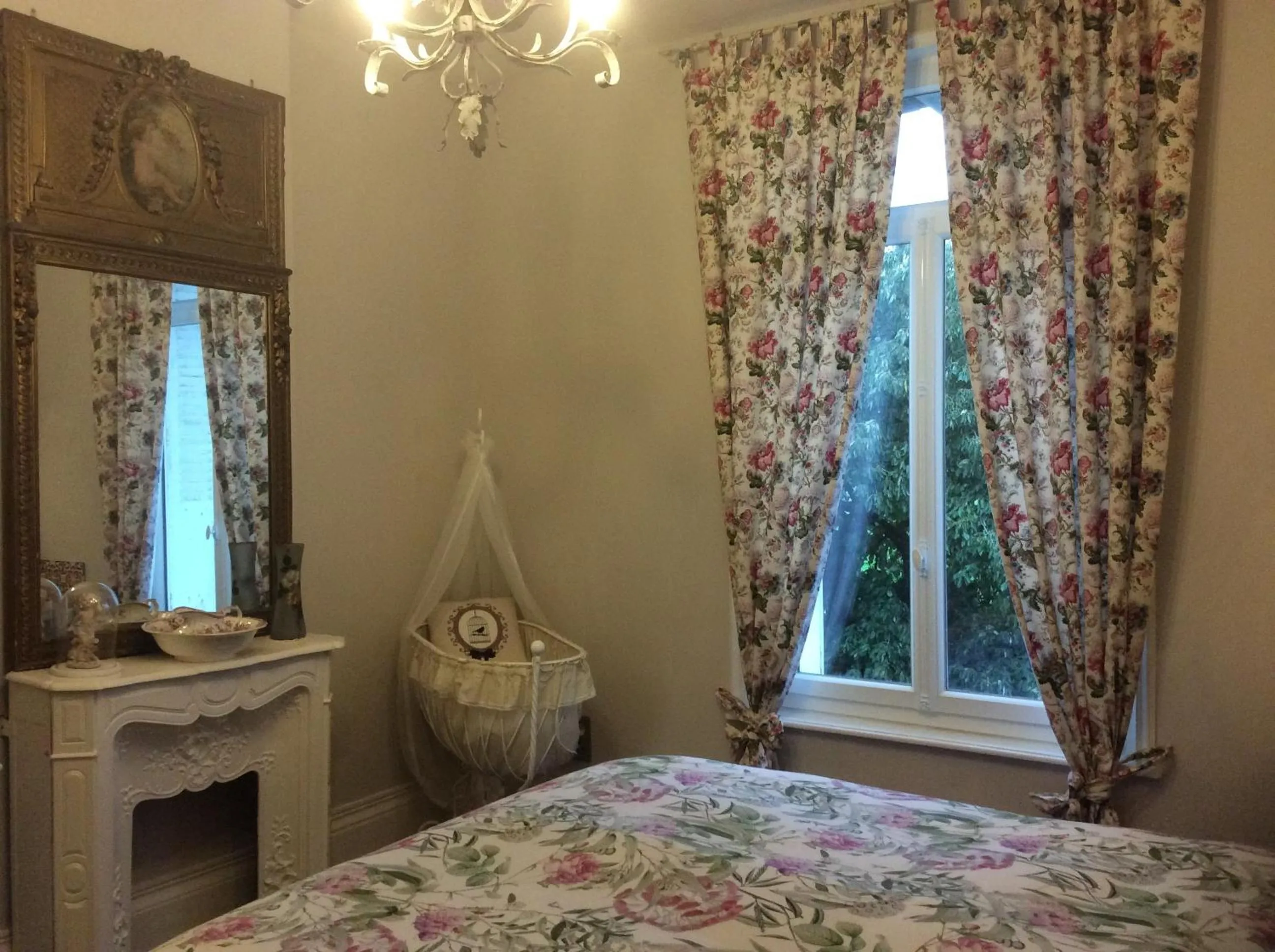Bedroom, Bed in L'hostellerie du chateau