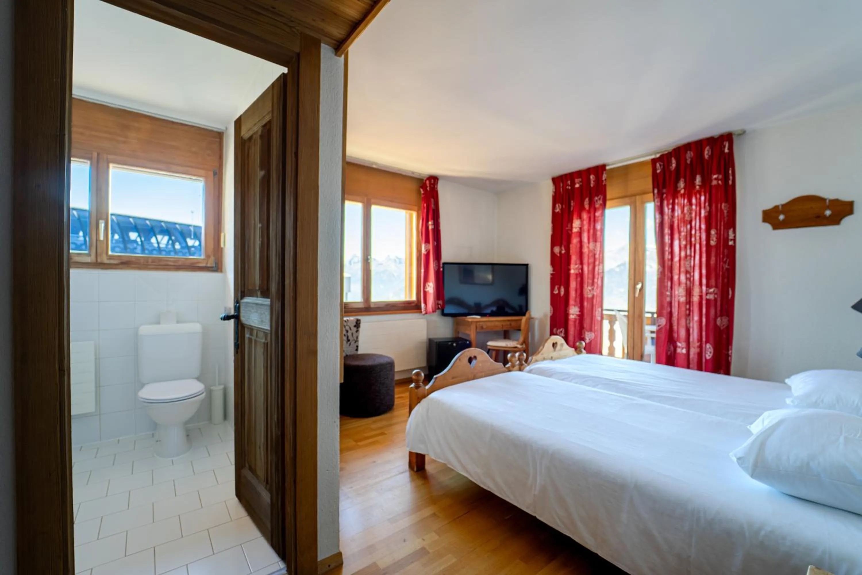 Bathroom, Bed in Hôtel Magrappé