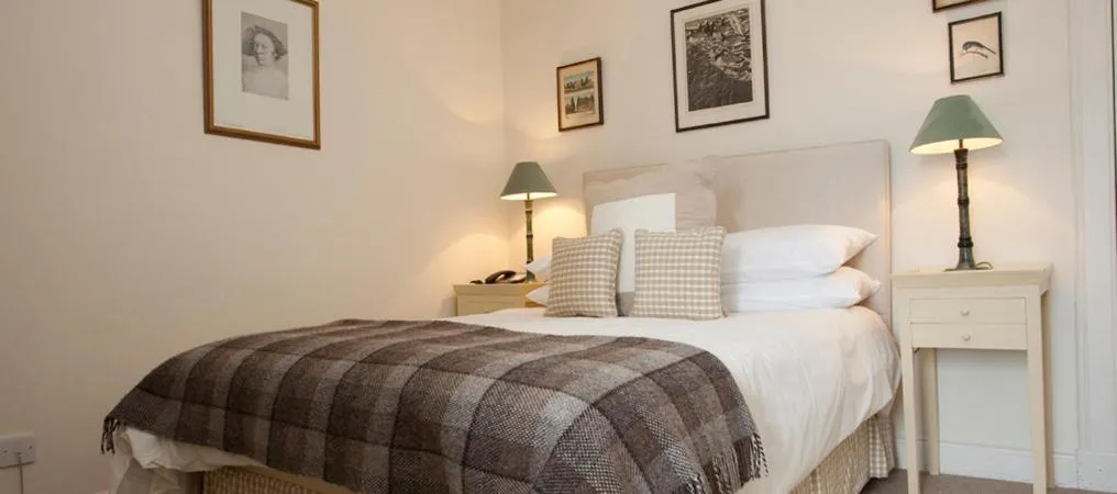 Bedroom, Bed in Bridgend Hotel