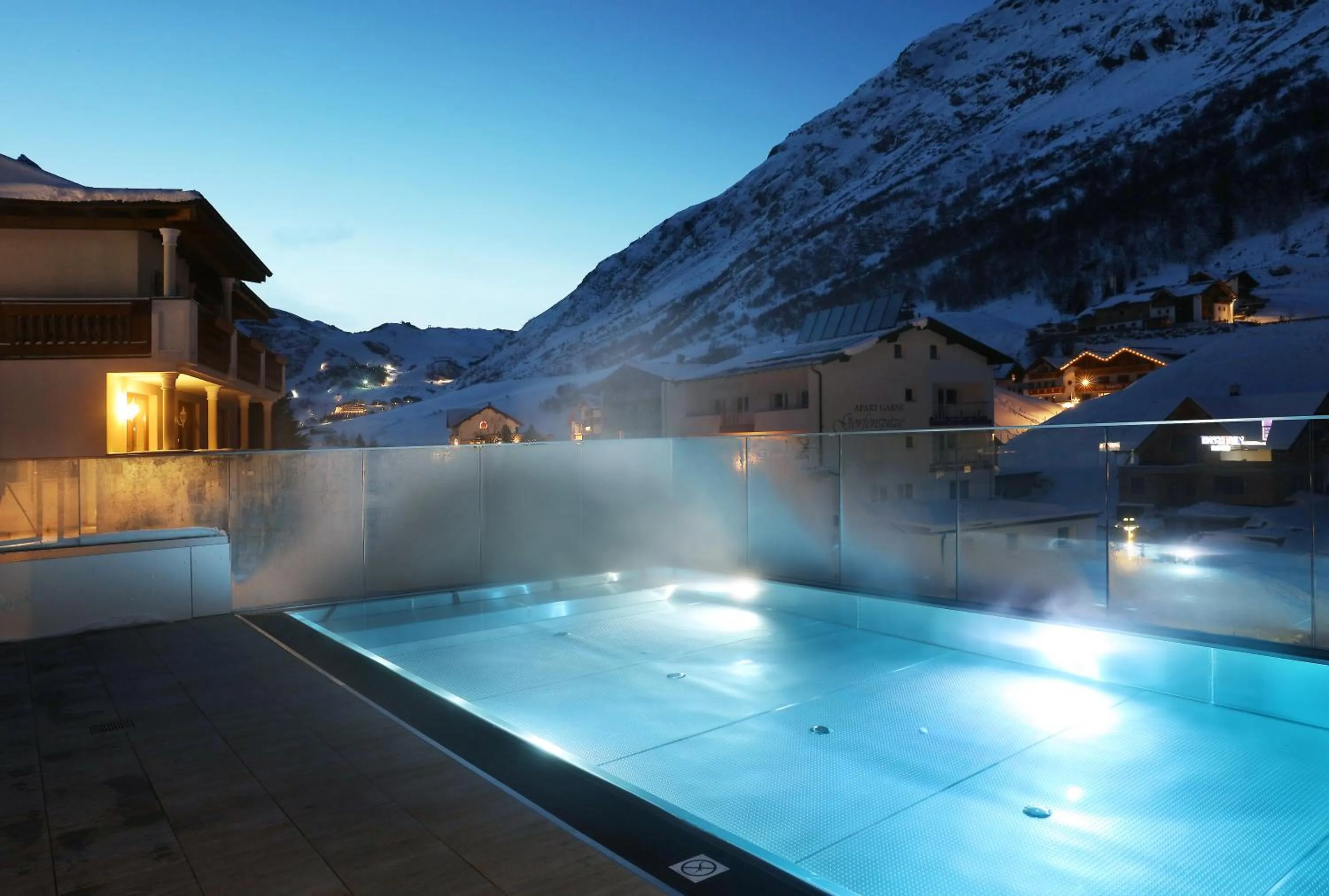 Swimming pool in Alpenresidenz Ballunspitze - Kinderhotel