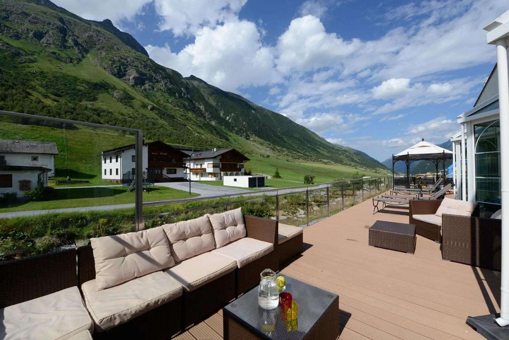 Patio in Alpenresidenz Ballunspitze - Kinderhotel
