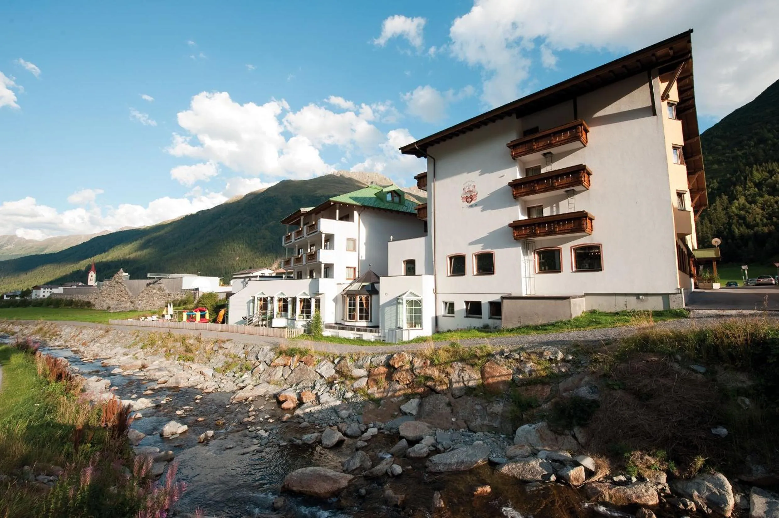 Facade/entrance in Alpenresidenz Ballunspitze - Kinderhotel