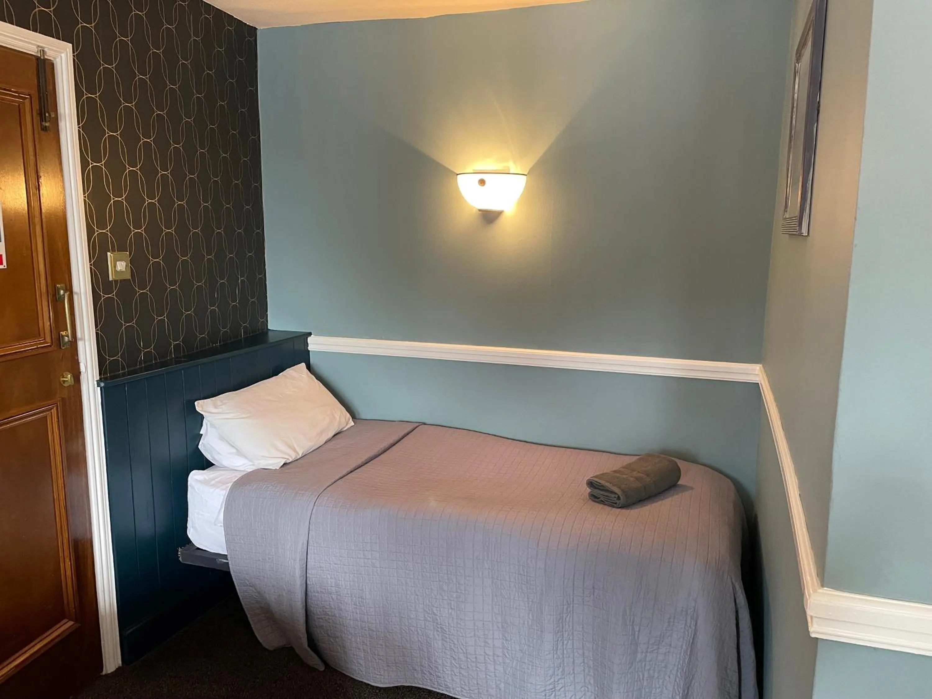 Bedroom, Bed in The Olde Swan Hotel