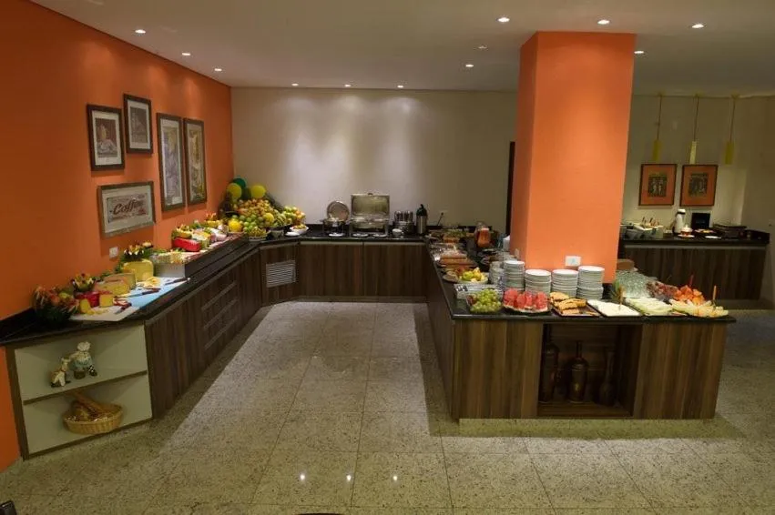 Restaurant/places to eat in Hotel Metropolitan