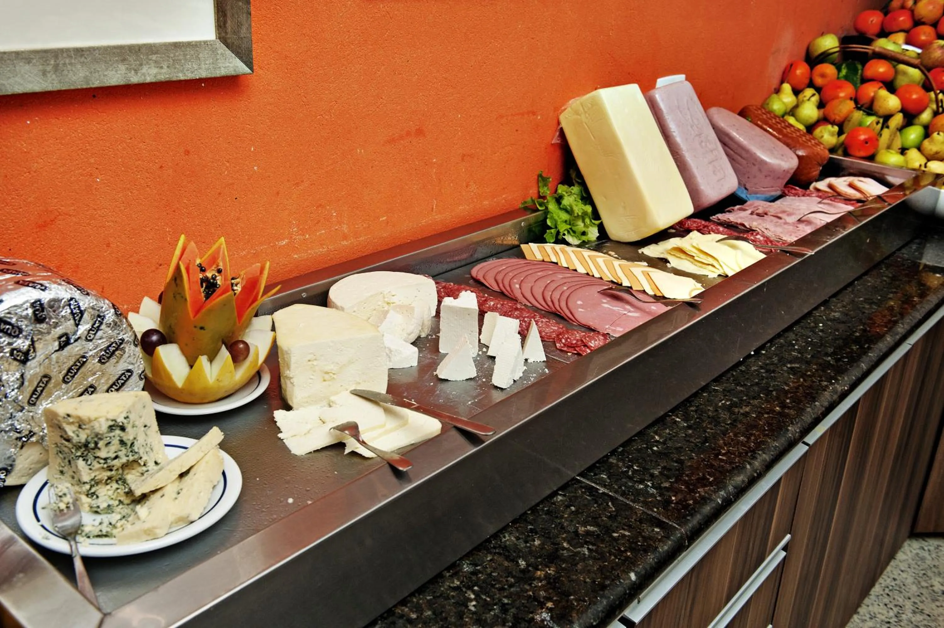 Restaurant/places to eat in Hotel Metropolitan