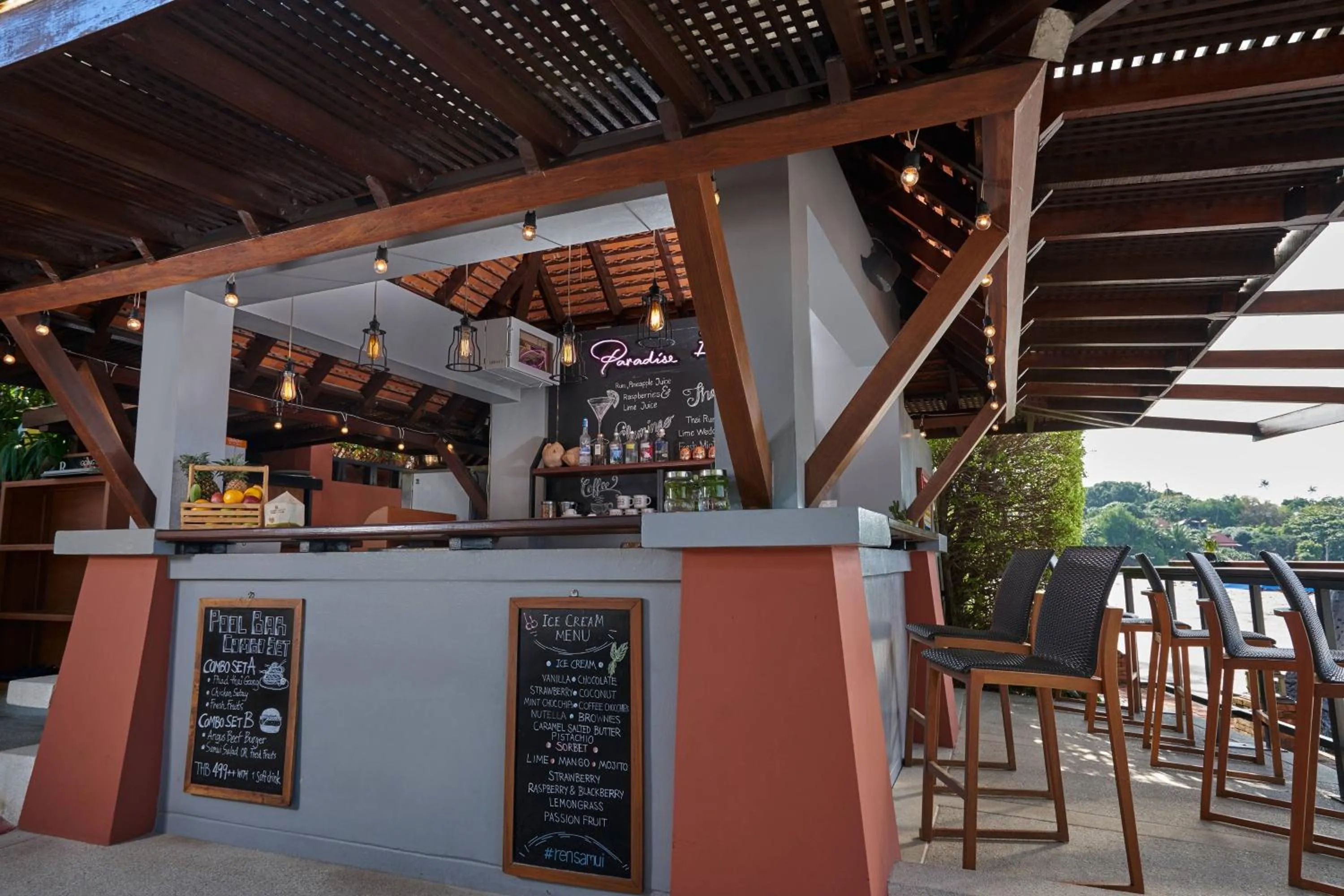 Swimming pool in Renaissance Koh Samui Resort & Spa