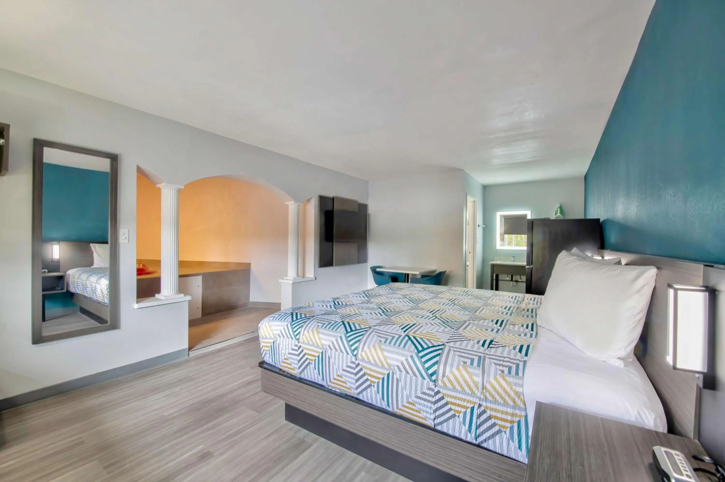 Photo of the whole room, Bed in Studio 6 Jackson MS I 55