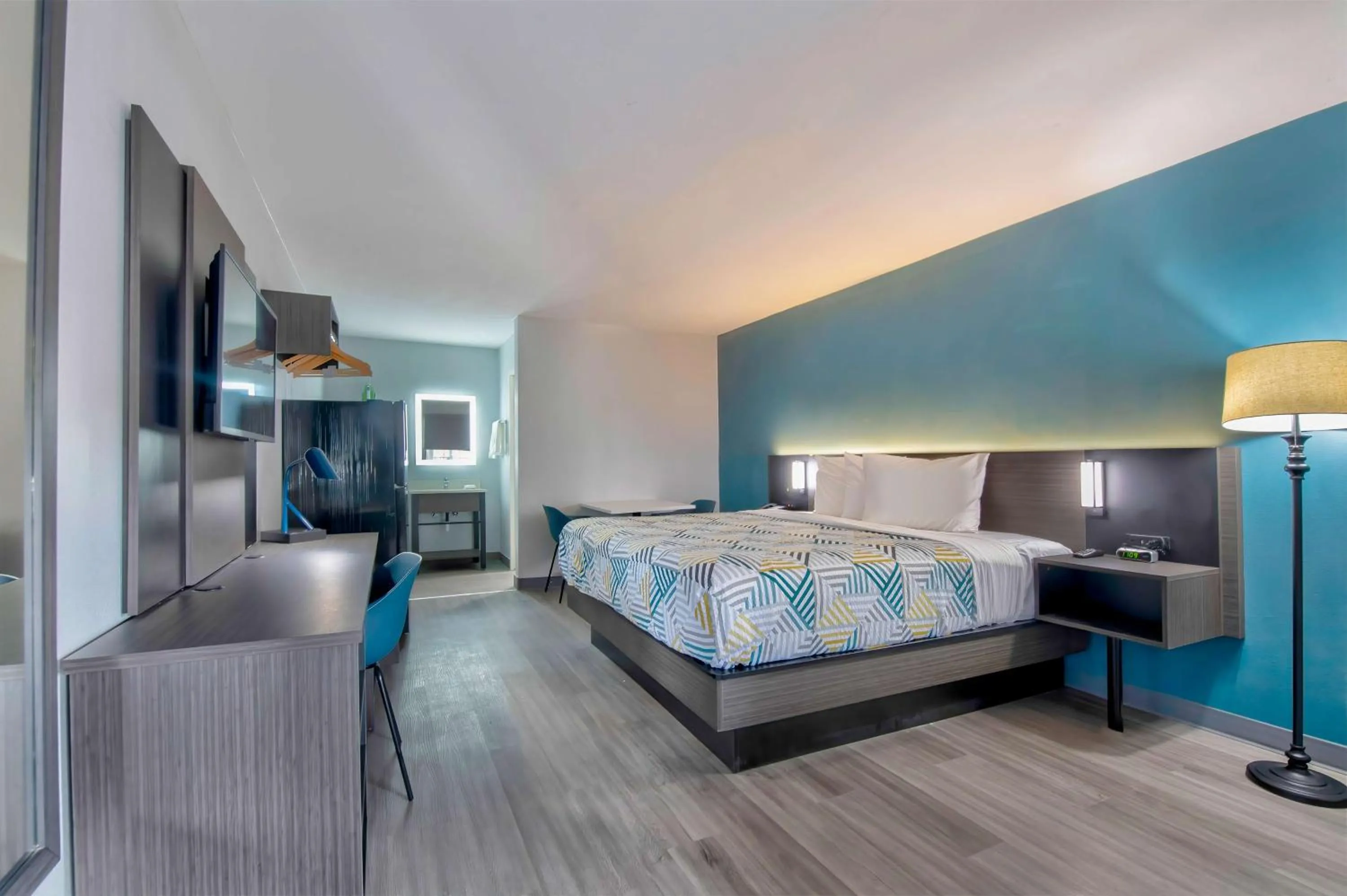 Photo of the whole room, Bed in Studio 6 Jackson MS I 55