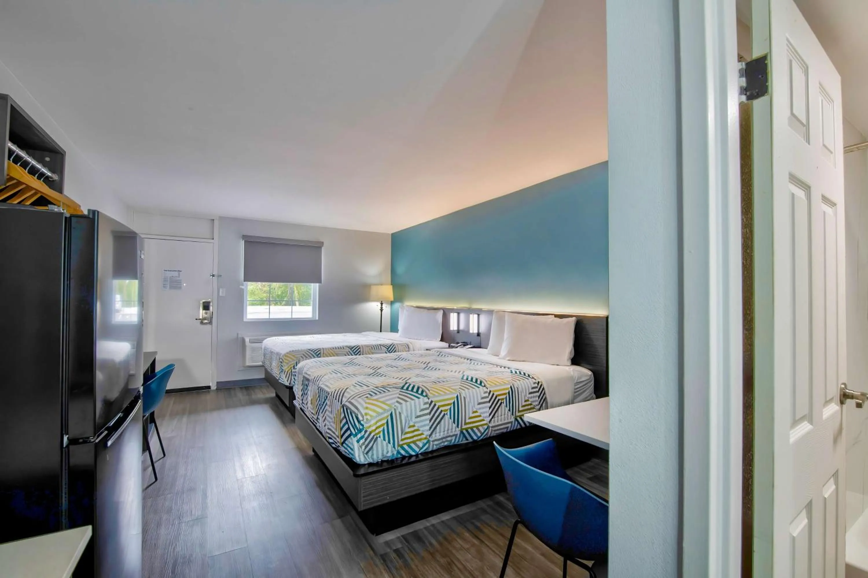 Photo of the whole room, Bed in Studio 6 Jackson MS I 55