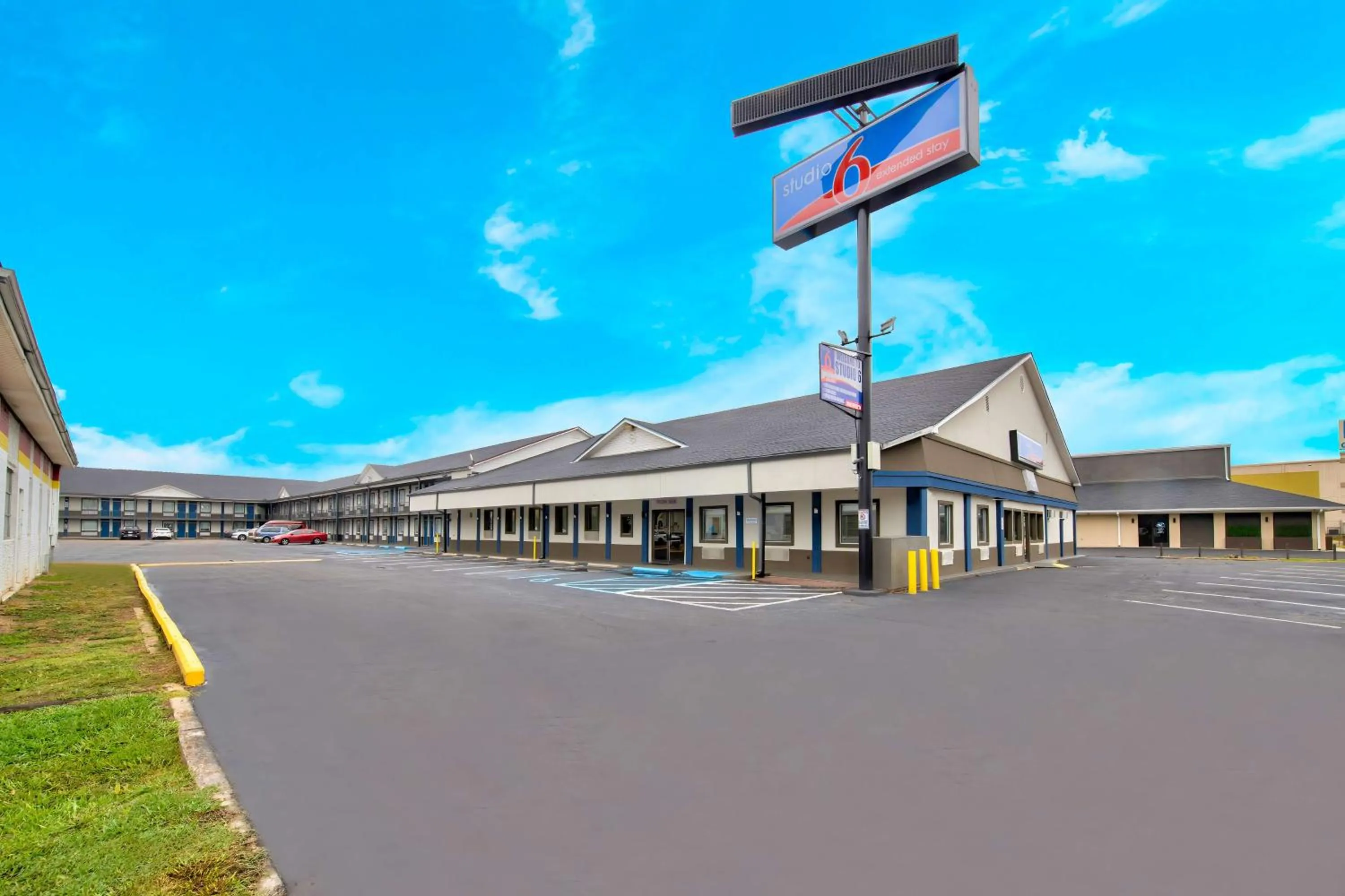 Property building in Studio 6 Jackson MS I 55