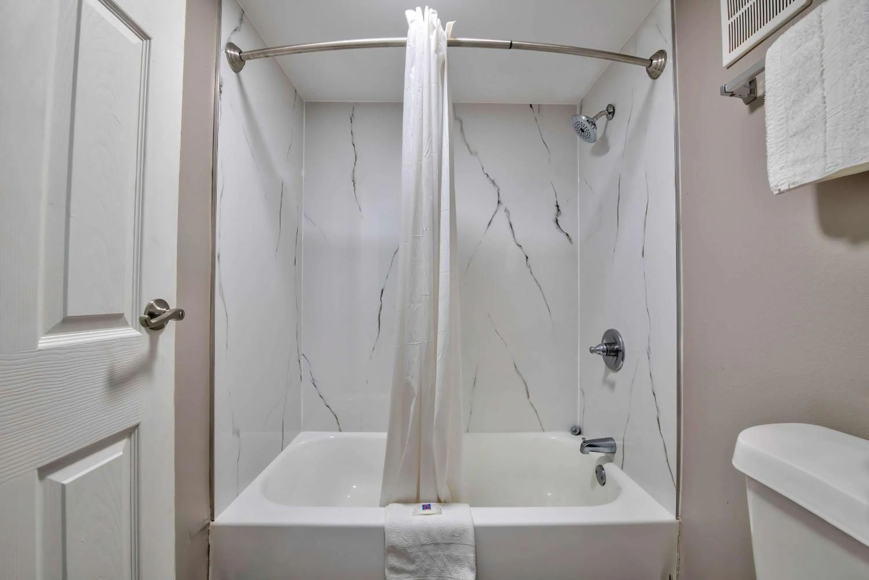 Bathroom in Studio 6 Jackson MS I 55