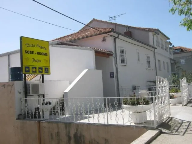 Facade/entrance in Vila Angela