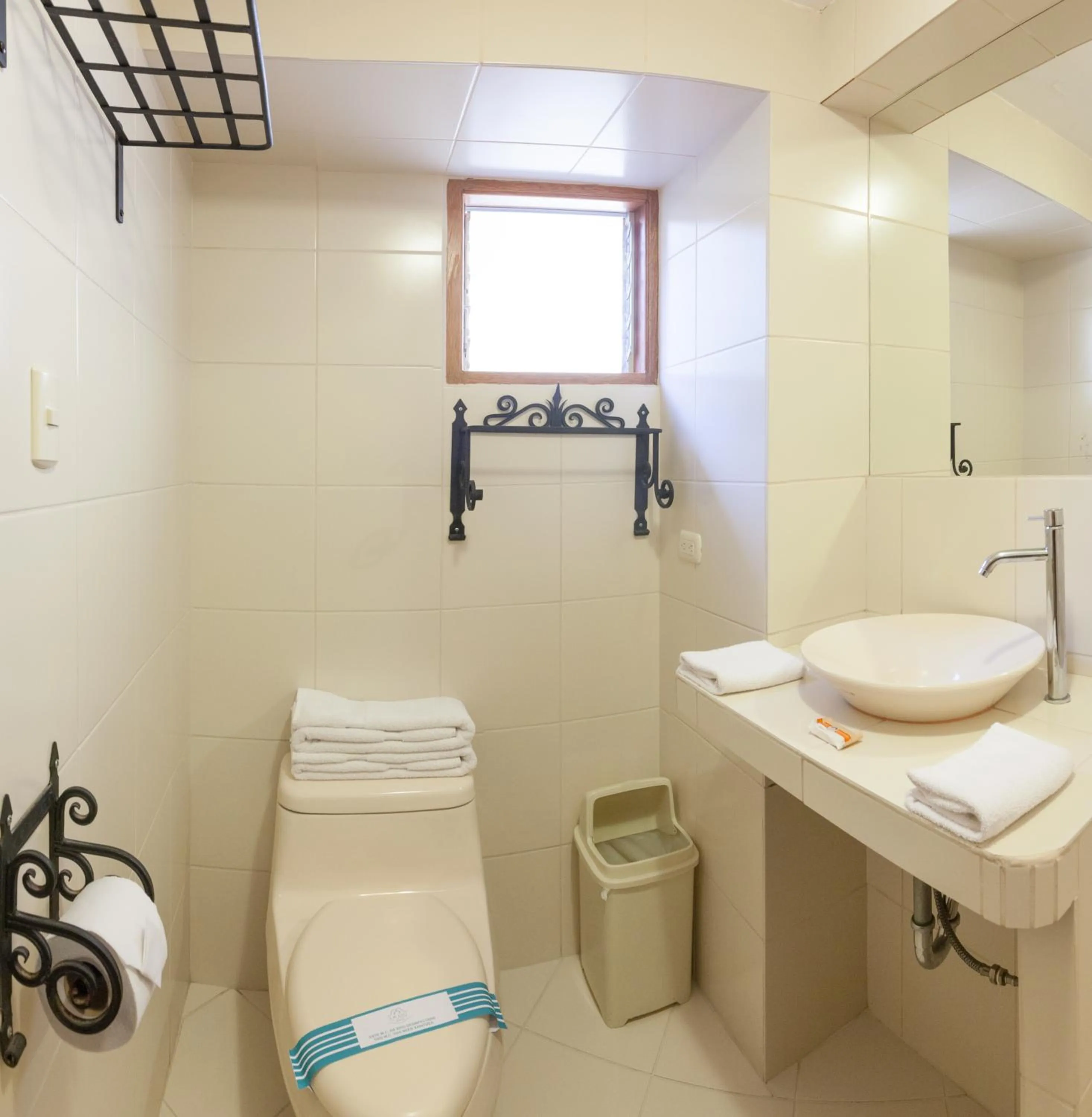 Shower in Amaru Colonial