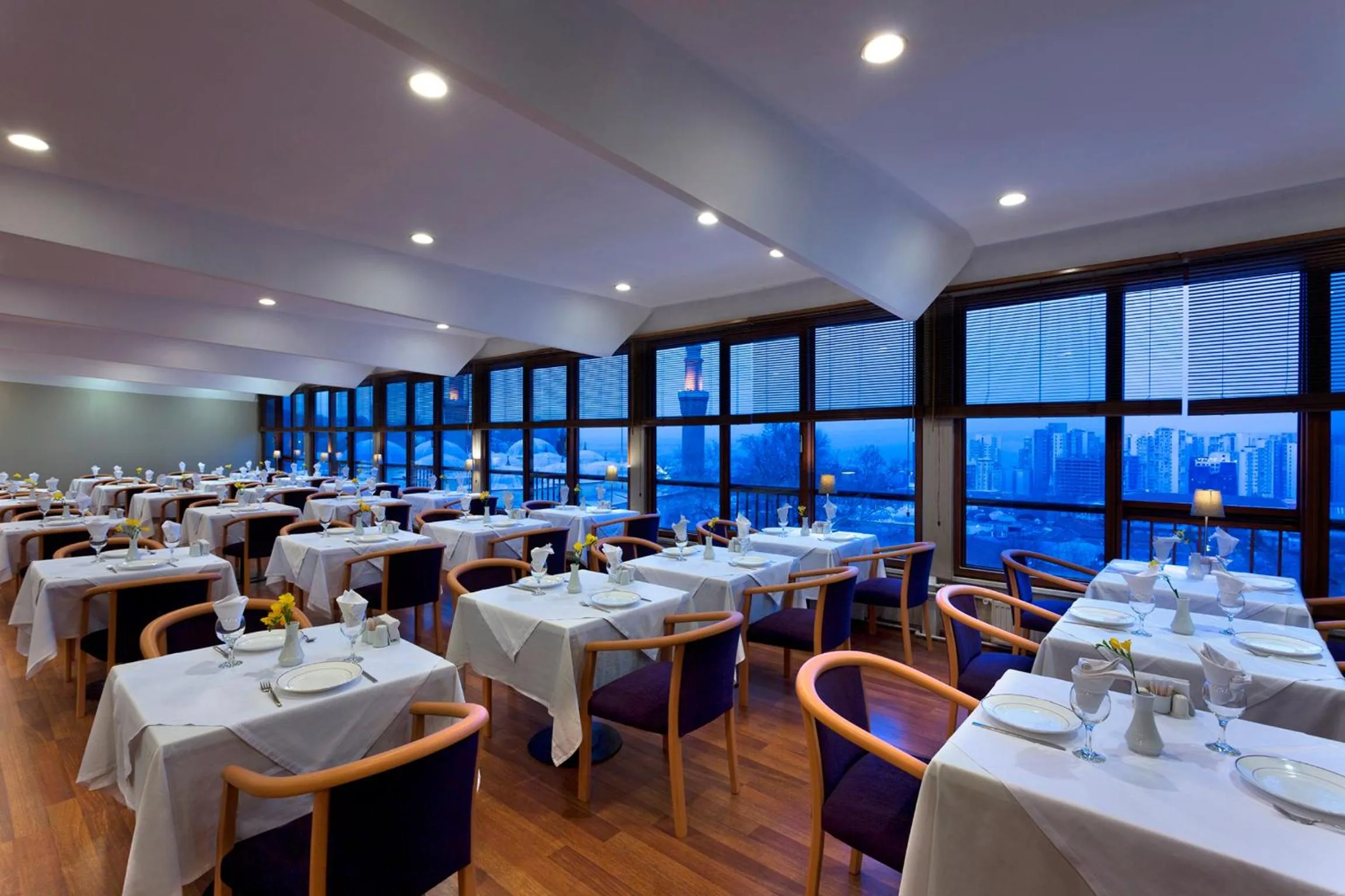 Restaurant/places to eat in Kent Hotel