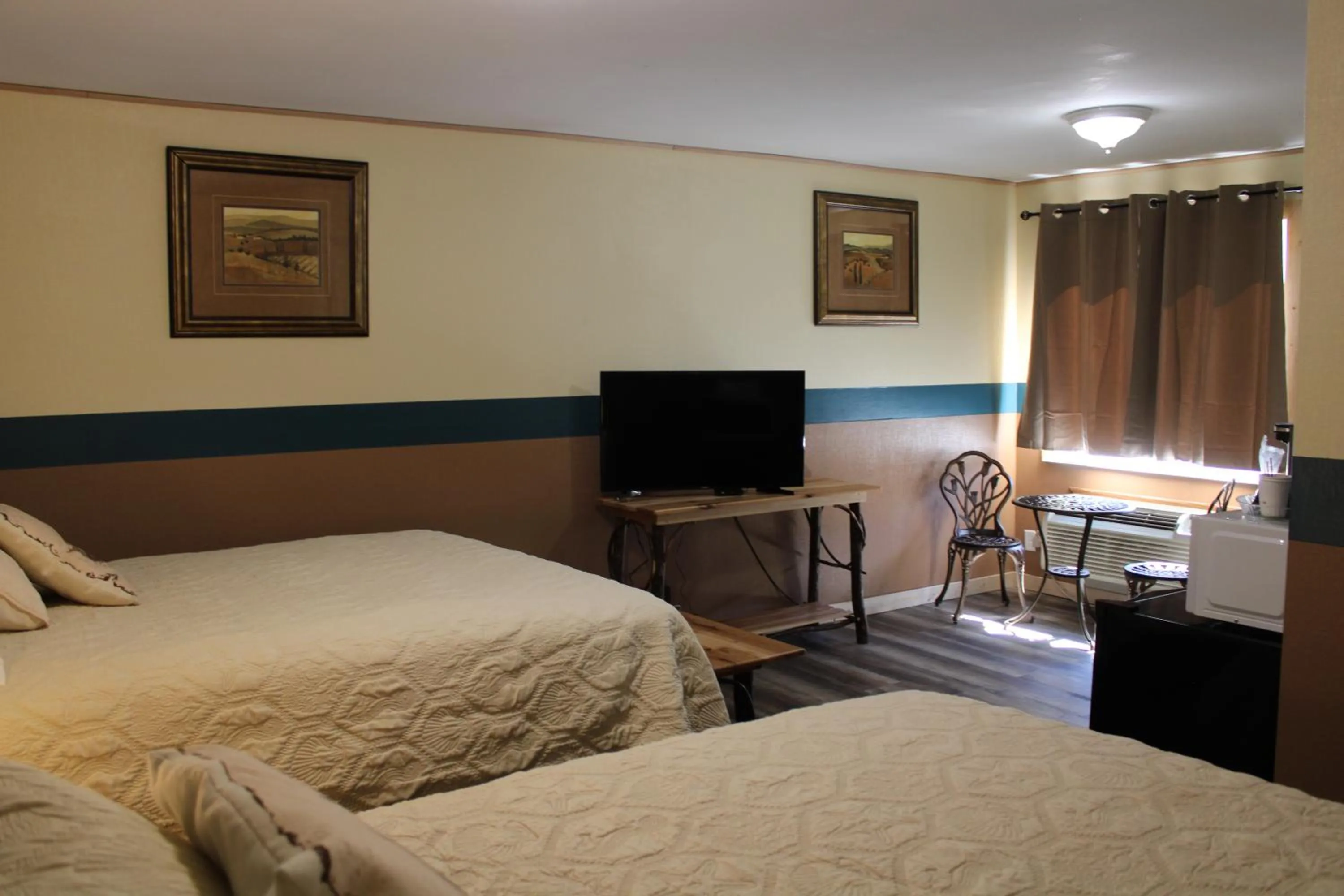 Bed in Lockview Motel