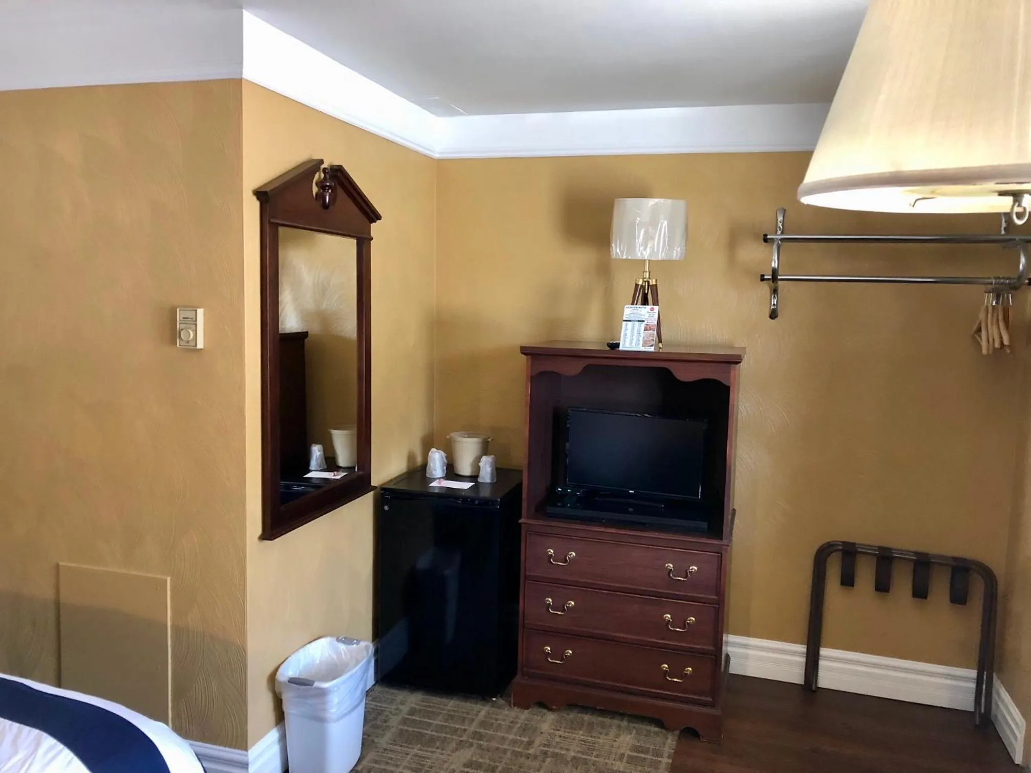 Bed in Lockview Motel