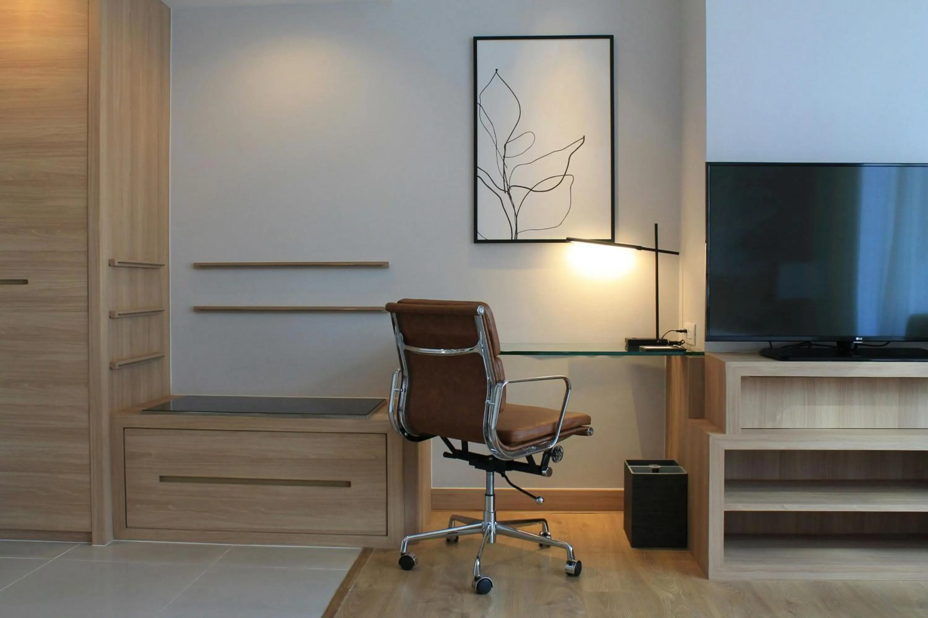 Photo of the whole room in Courtyard by Marriott Bangkok