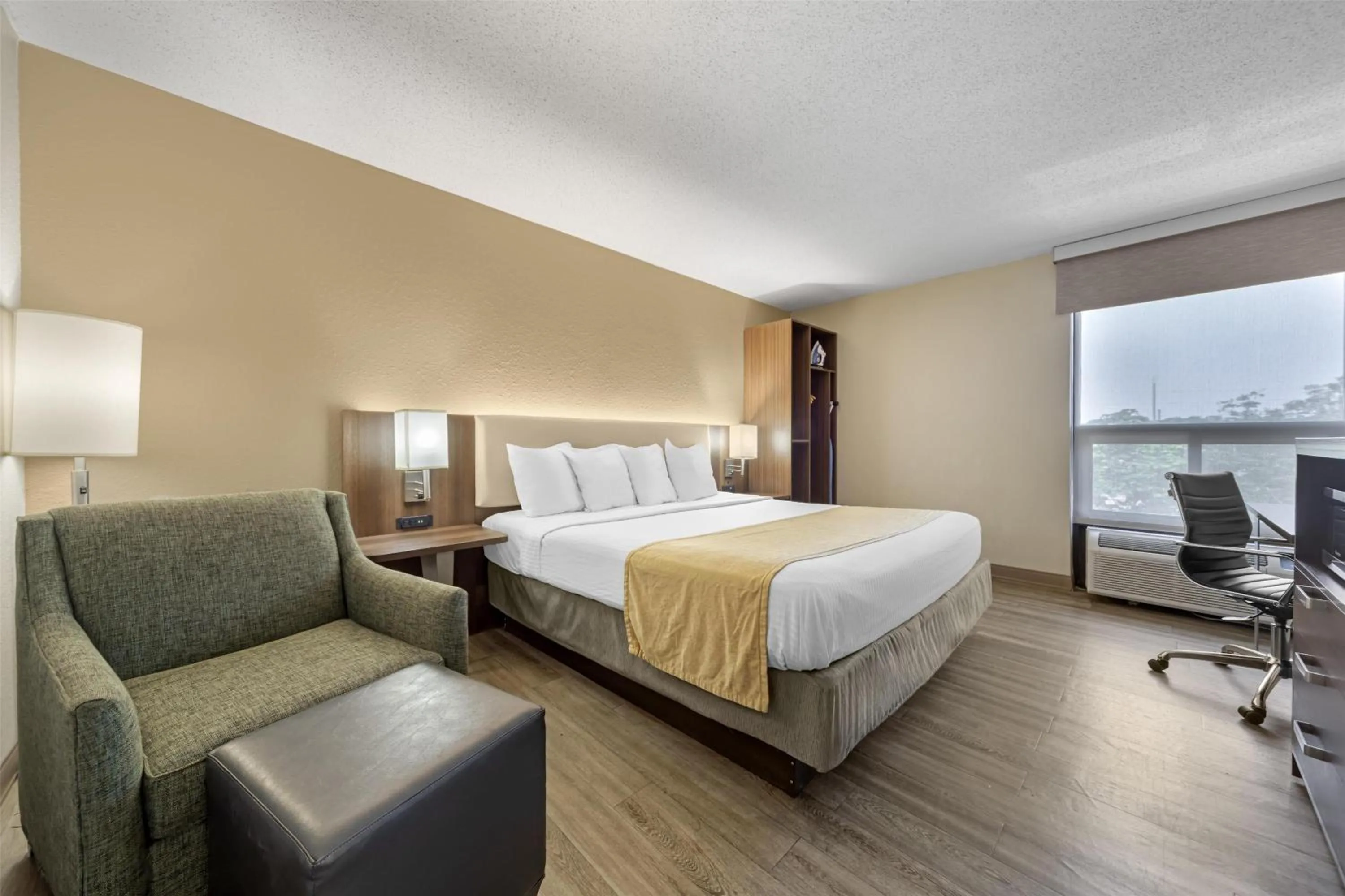 Bedroom, Bed in Best Western Galaxy Inn