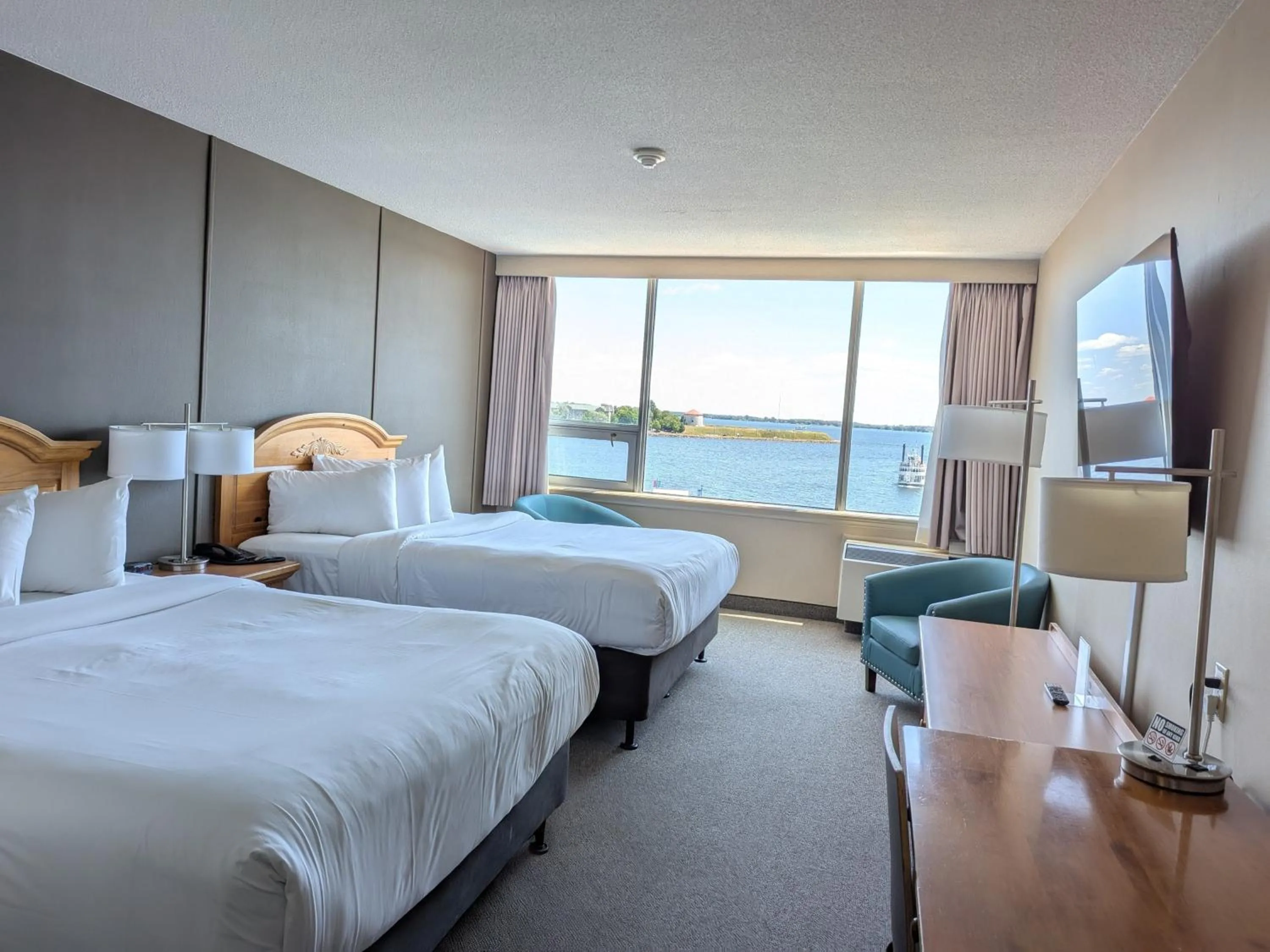 Bed in Confederation Place Hotel