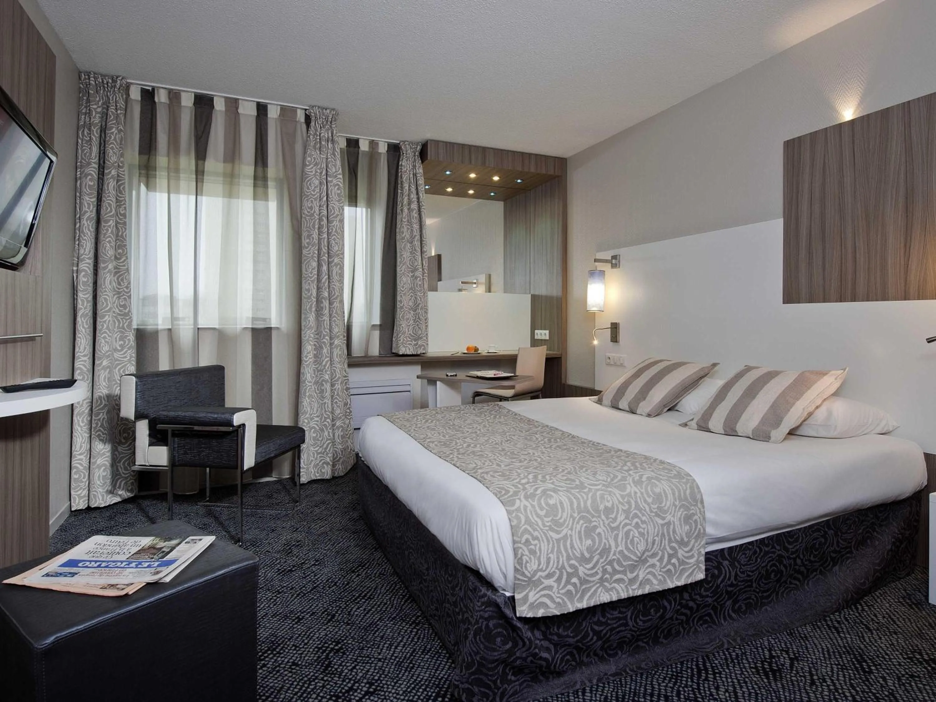 Property building, Bed in ibis Styles Melun