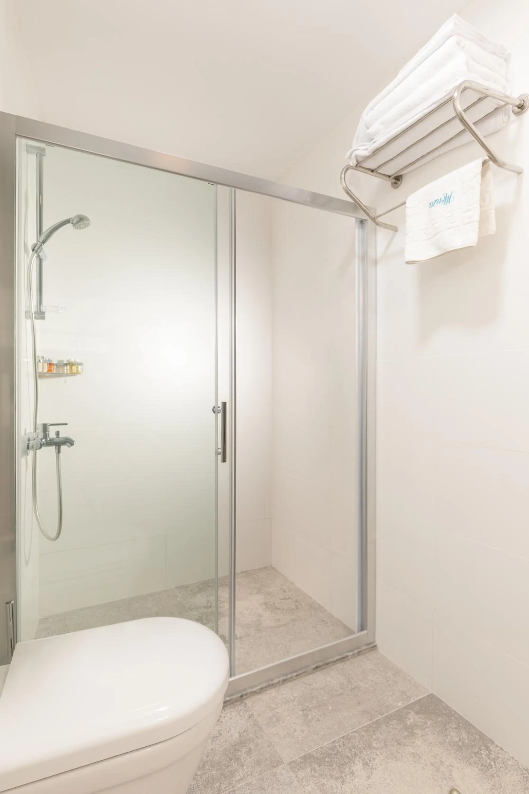 Shower in Monza House Otel