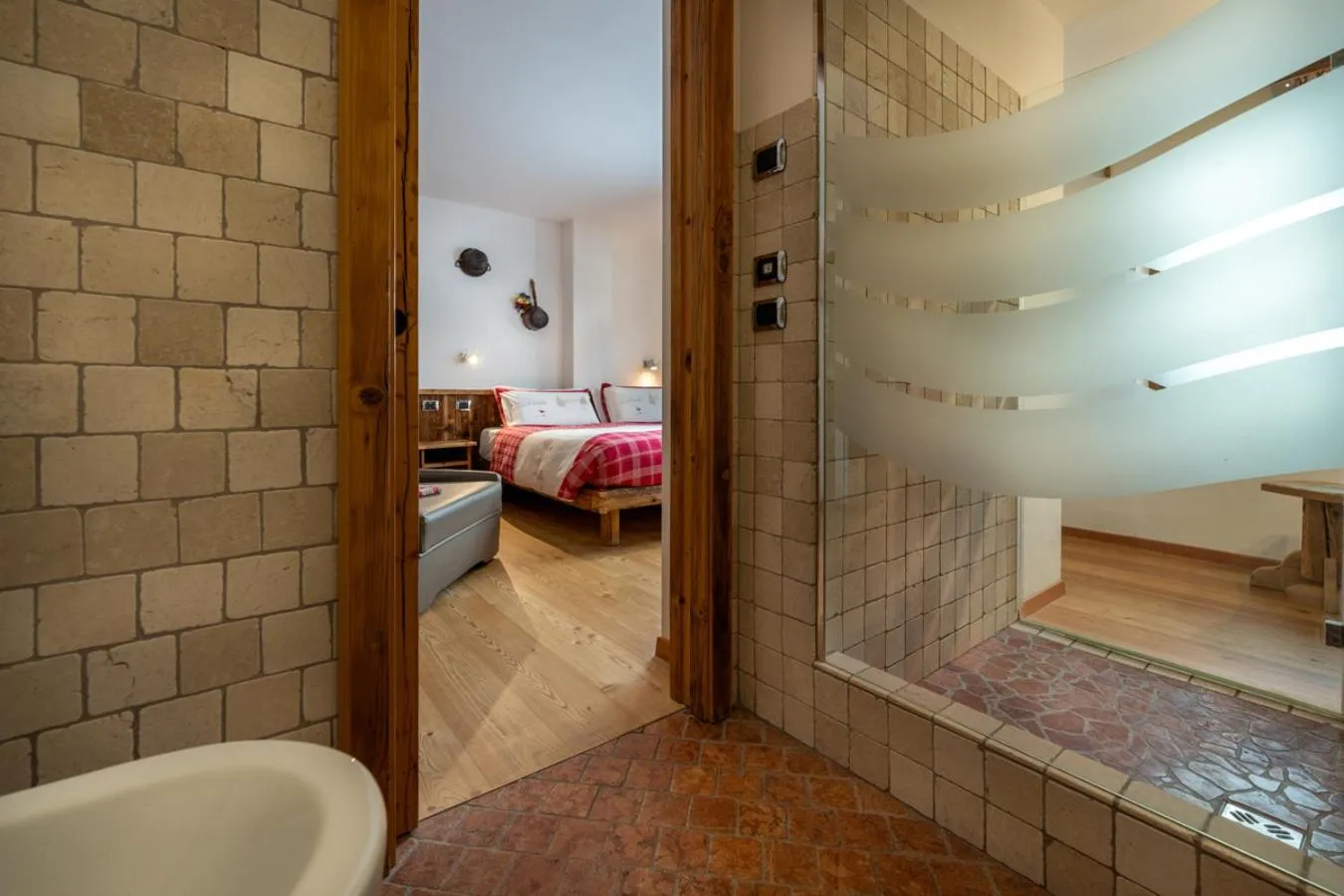 Shower, Bed in Garnì Ladin