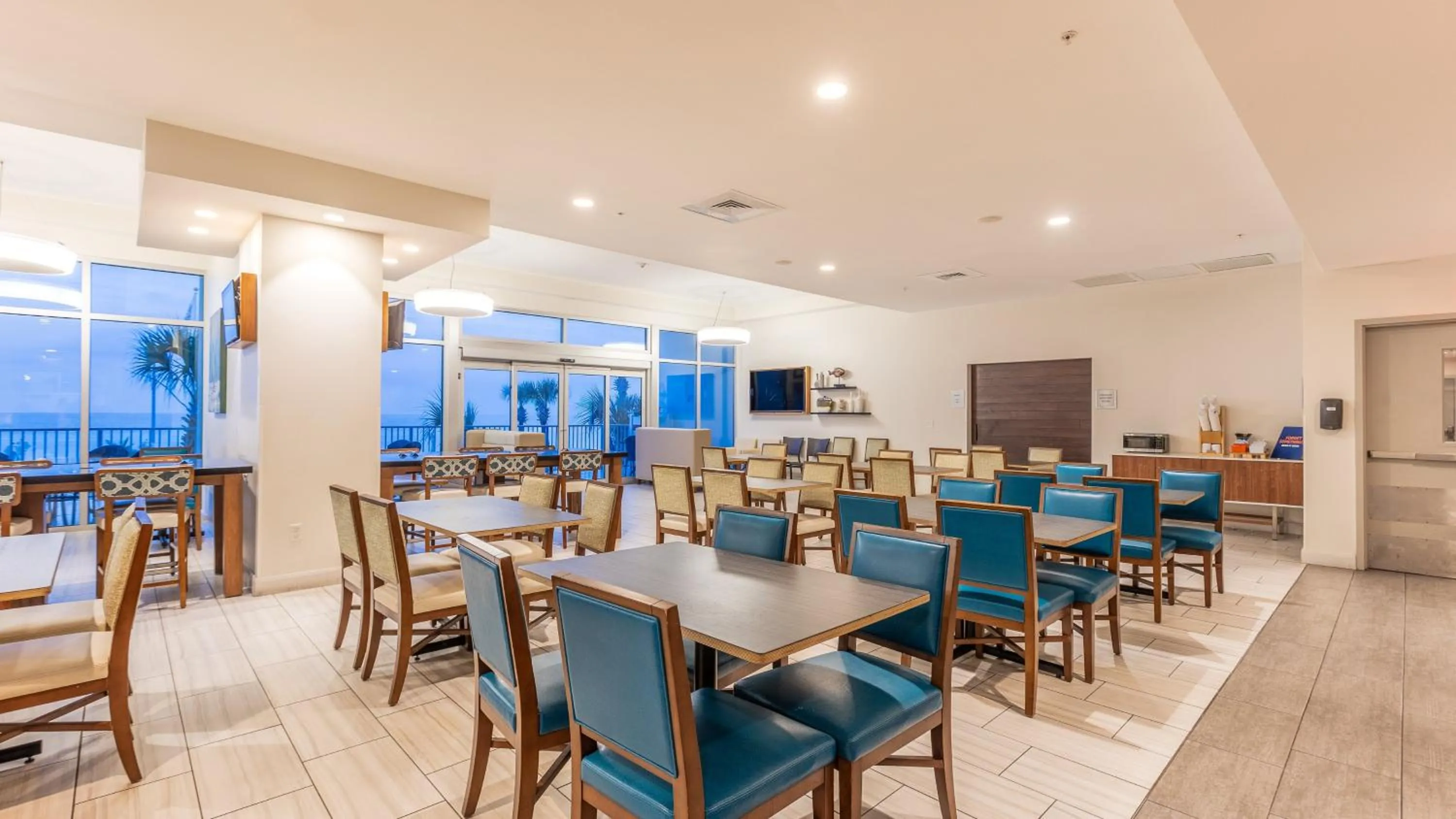 Breakfast in Holiday Inn Express & Suites Panama City Beach - Beachfront by IHG