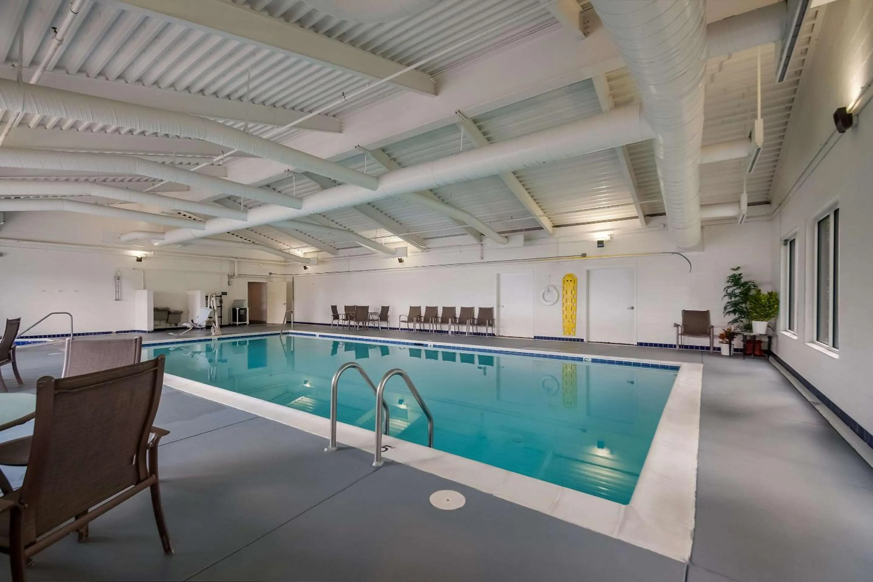 Swimming pool in Country Inn & Suites by Radisson, Fredericksburg South I-95 , VA