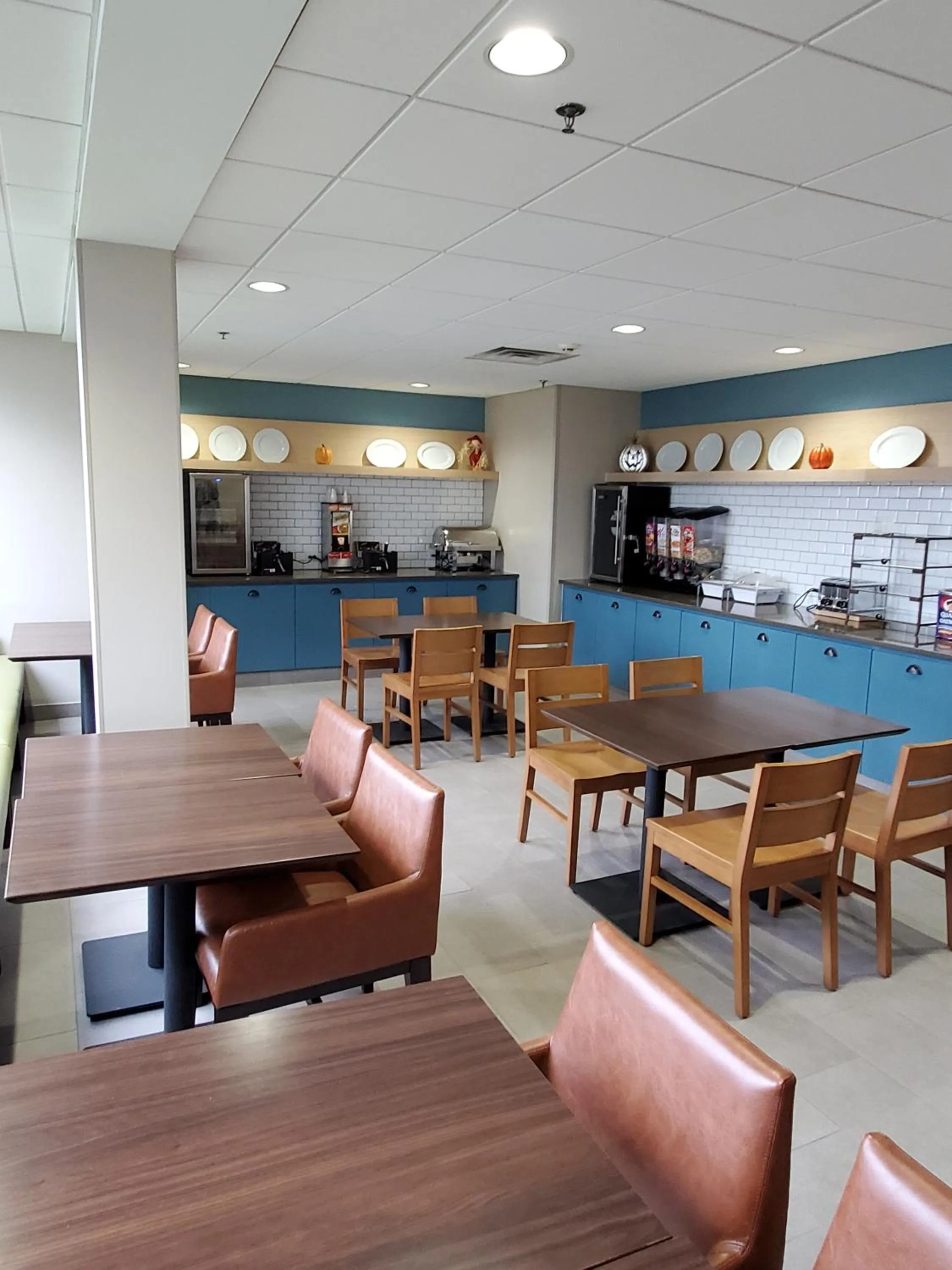 Buffet breakfast in Country Inn & Suites by Radisson, Fredericksburg South I-95 , VA