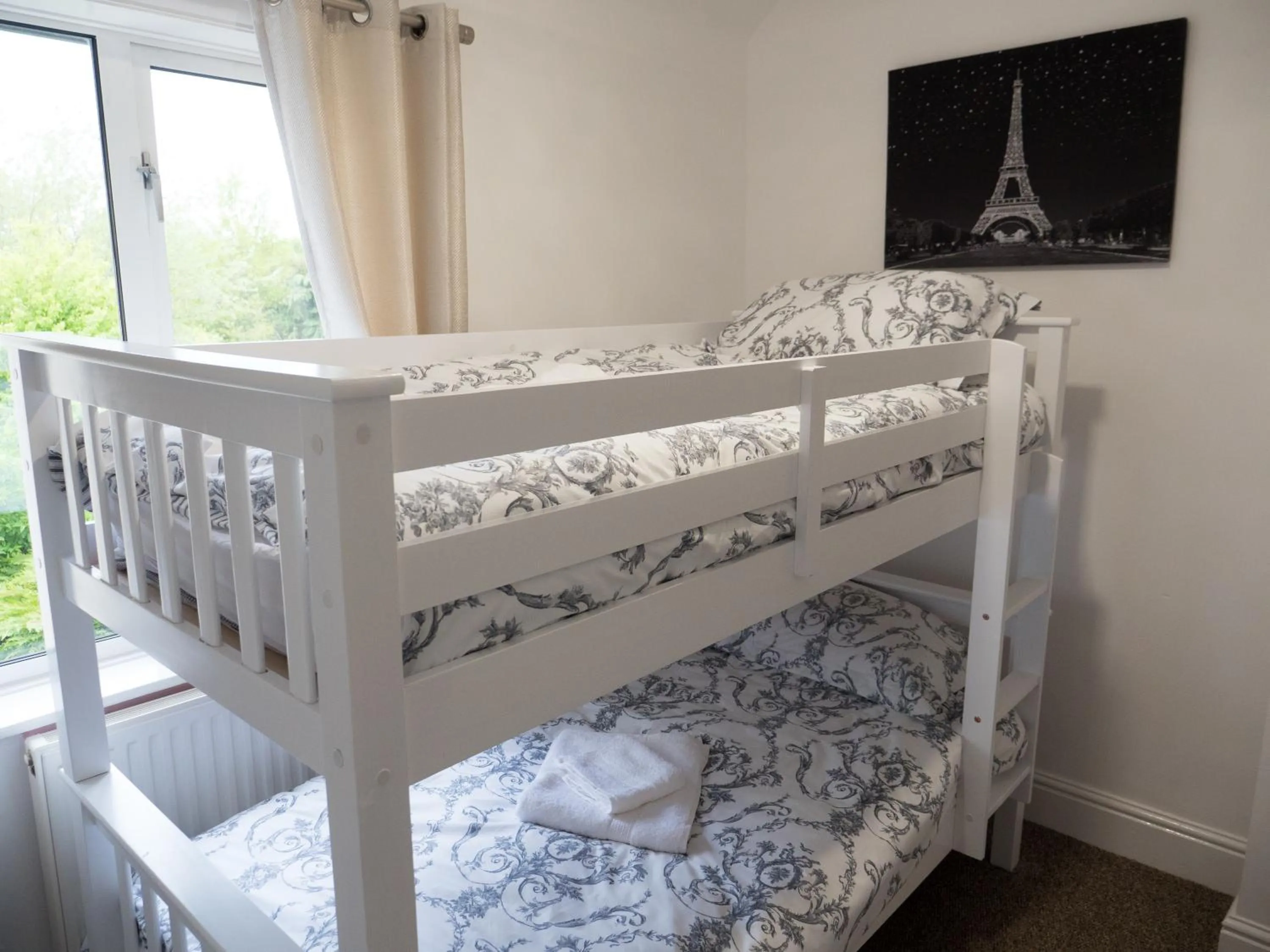 bunk bed, Bed in Zoo Cottage