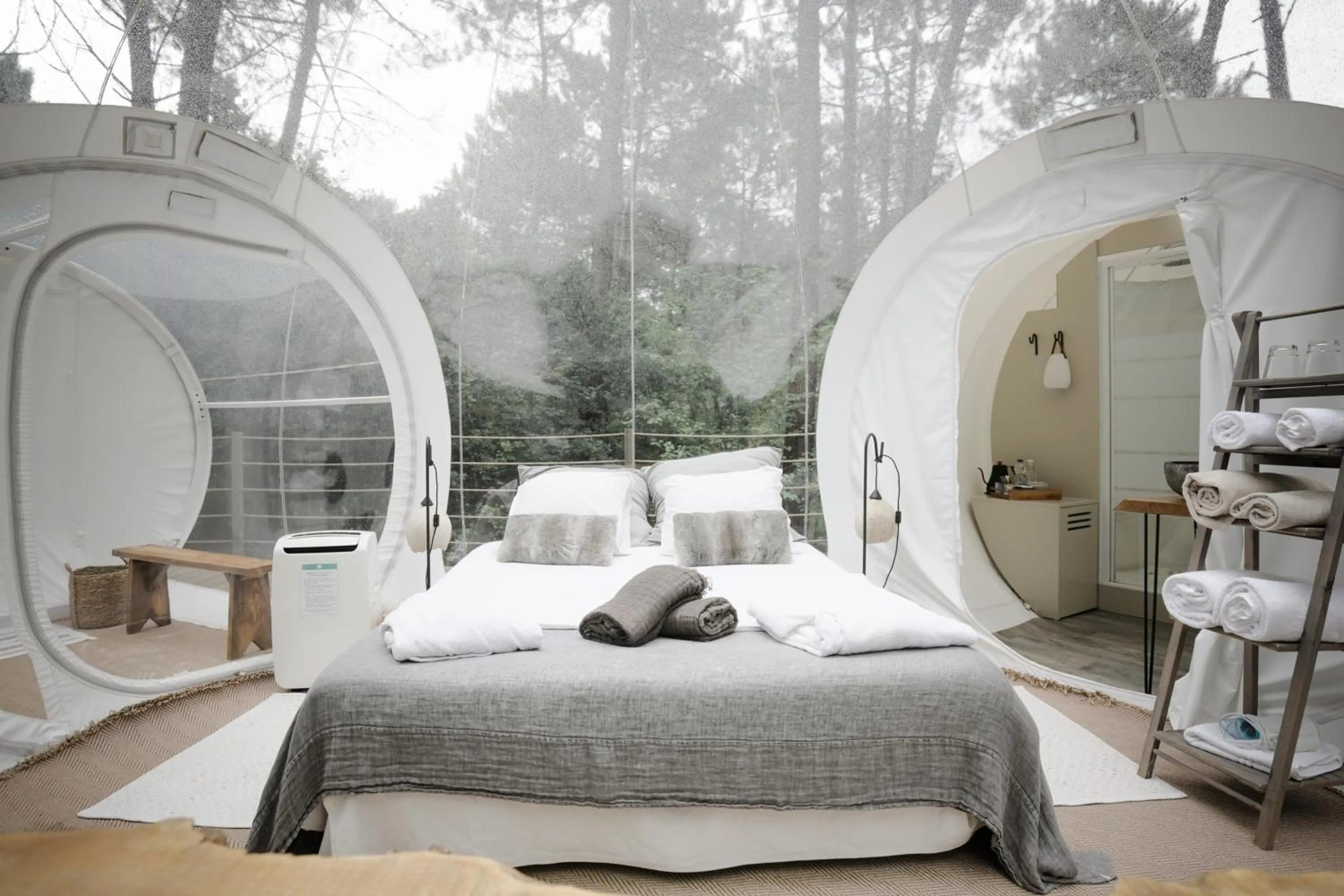 Photo of the whole room, Bed in Les Bulles De Bordeaux