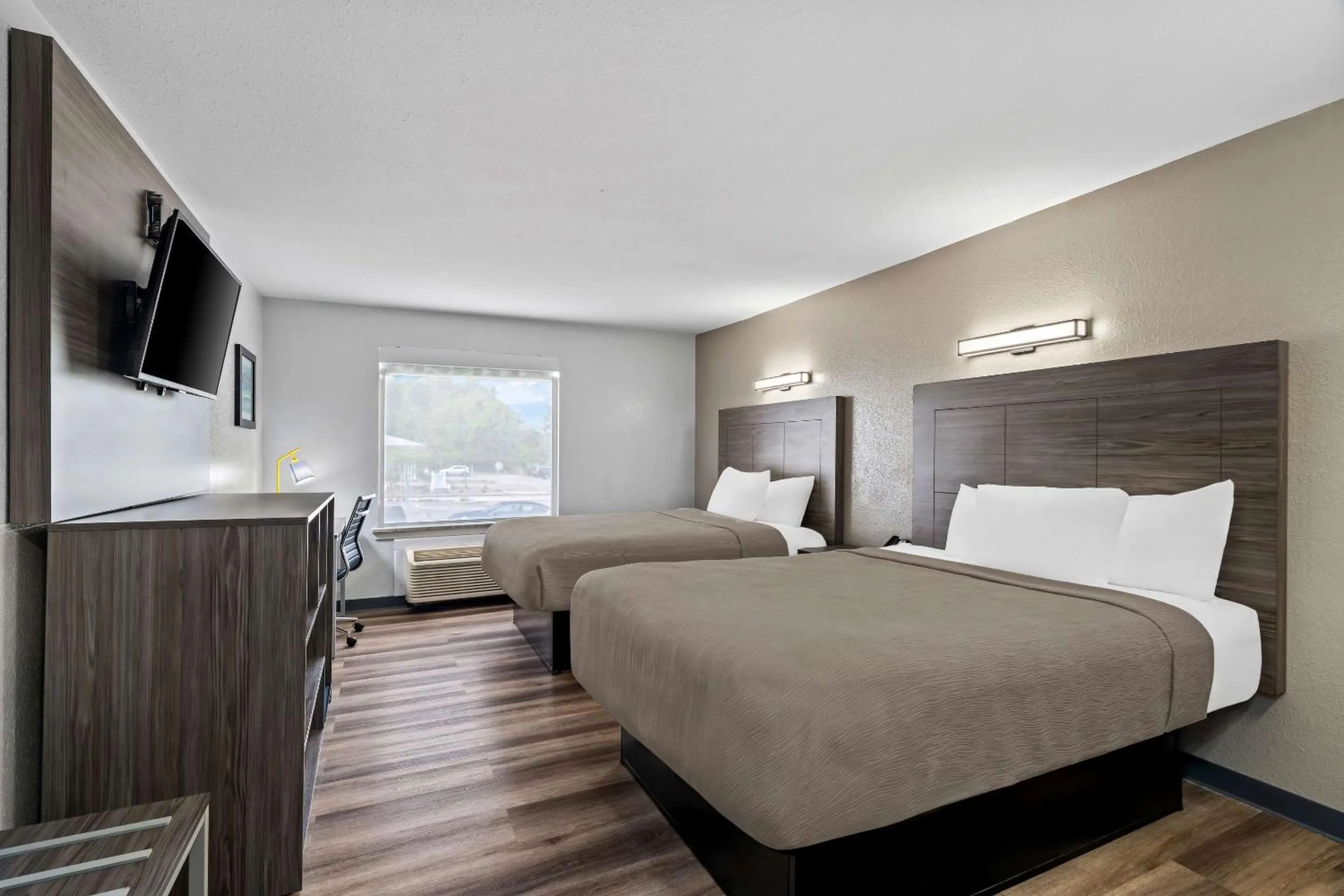 Bedroom, Bed in Quality Inn & Suites Biloxi - Ocean Springs