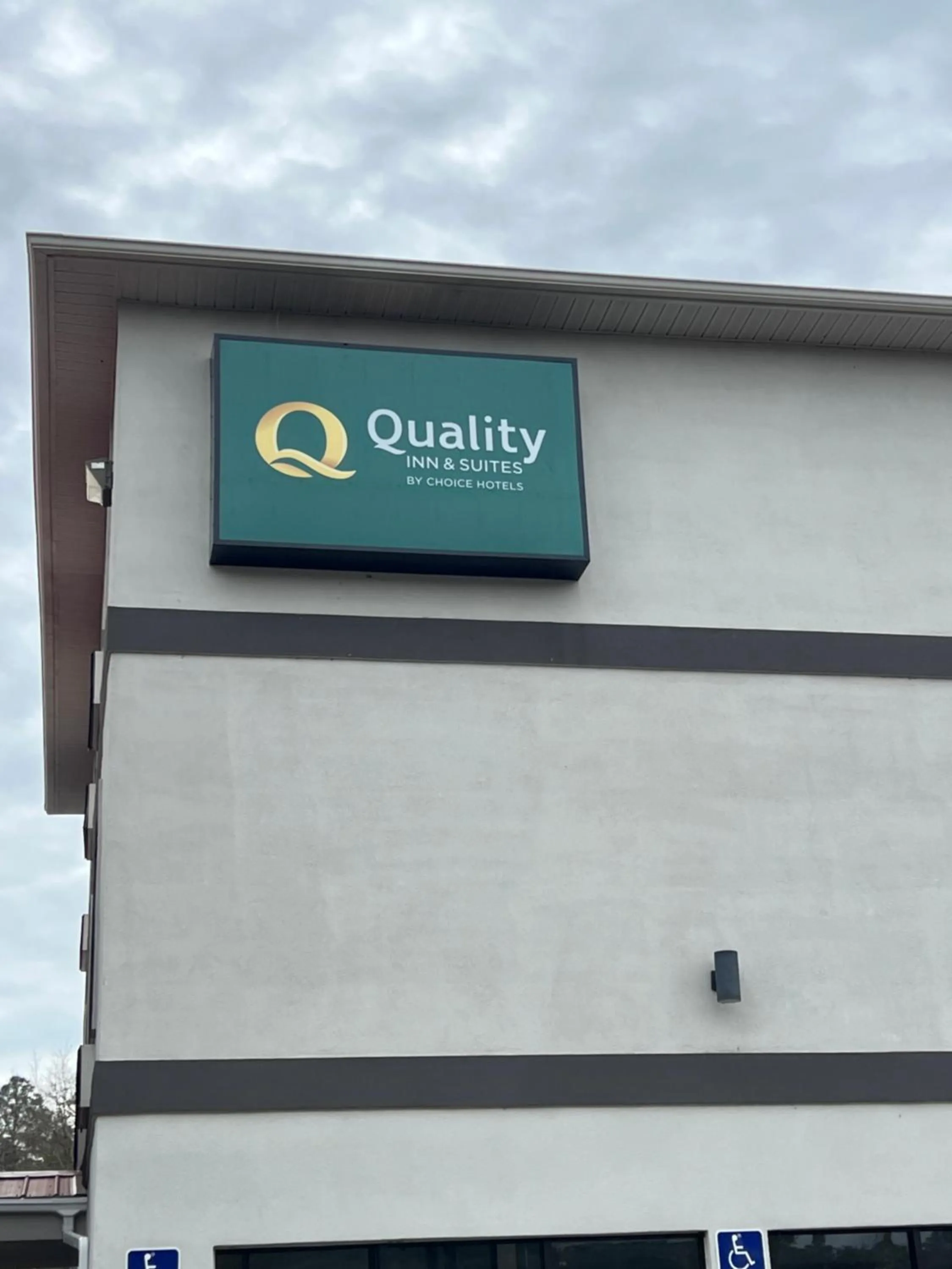 Property logo or sign in Quality Inn & Suites Biloxi - Ocean Springs