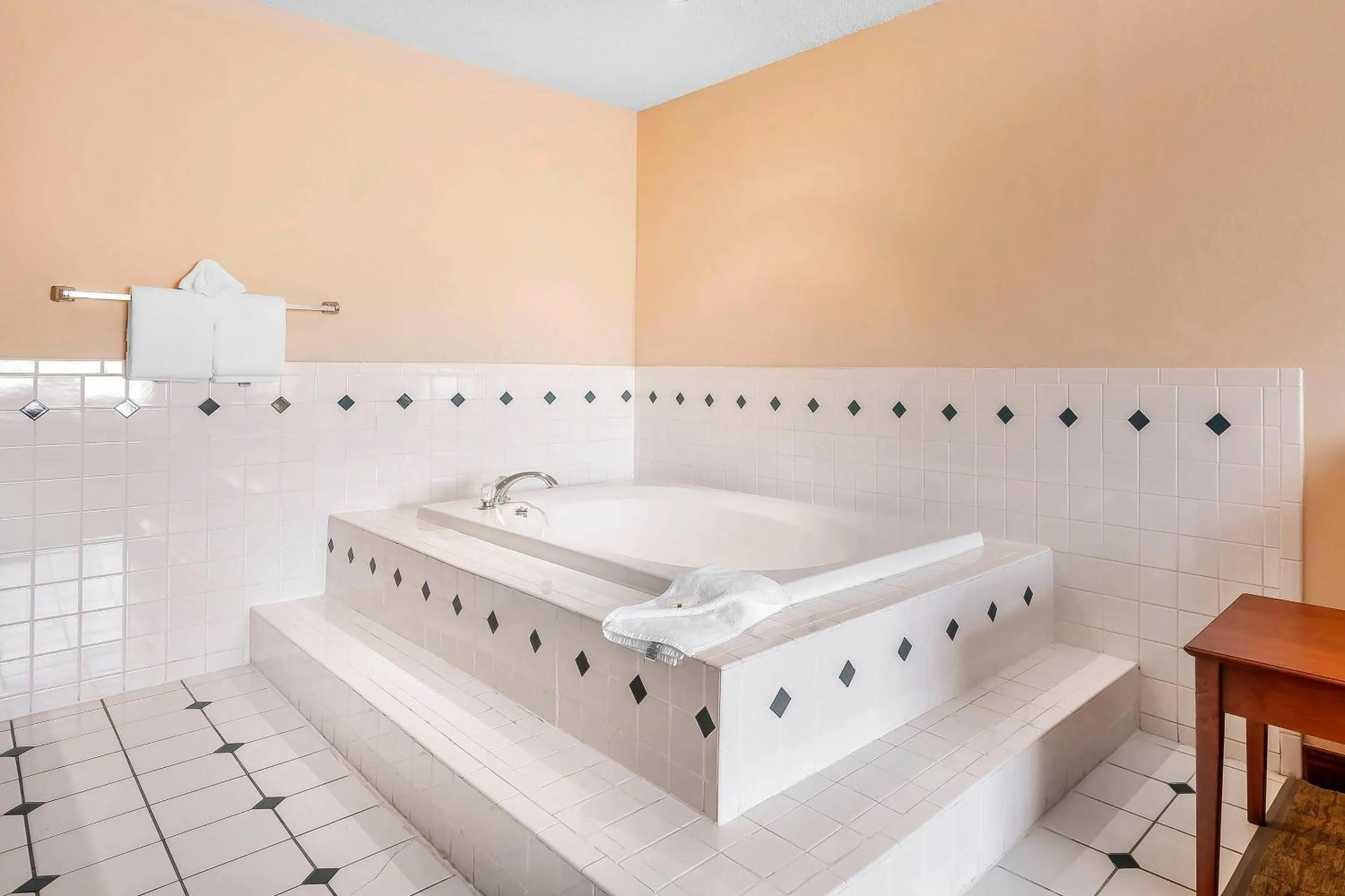 Bedroom in Quality Inn & Suites Owasso US-169