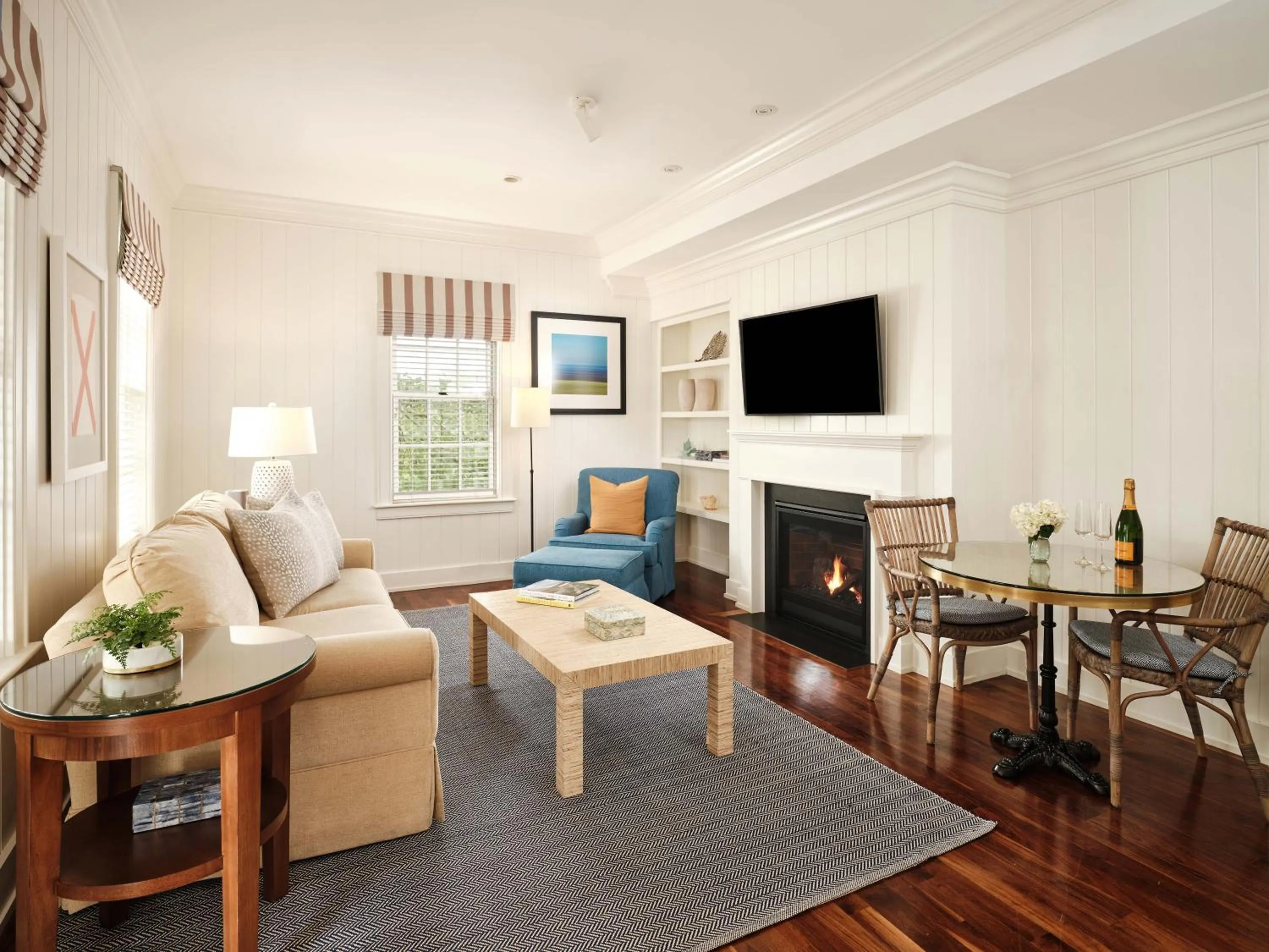 Living room in Harbor View Hotel