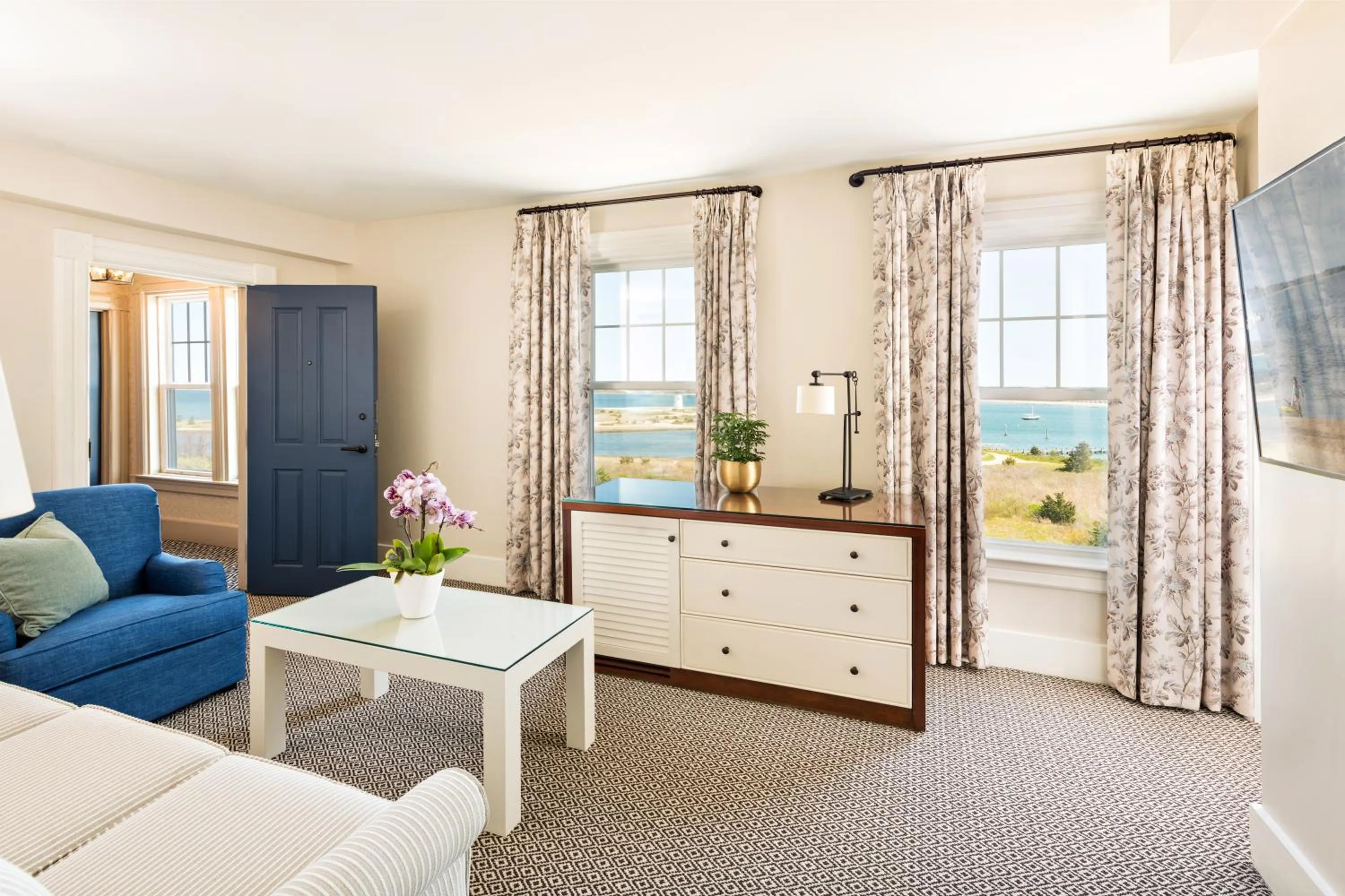 Living room in Harbor View Hotel