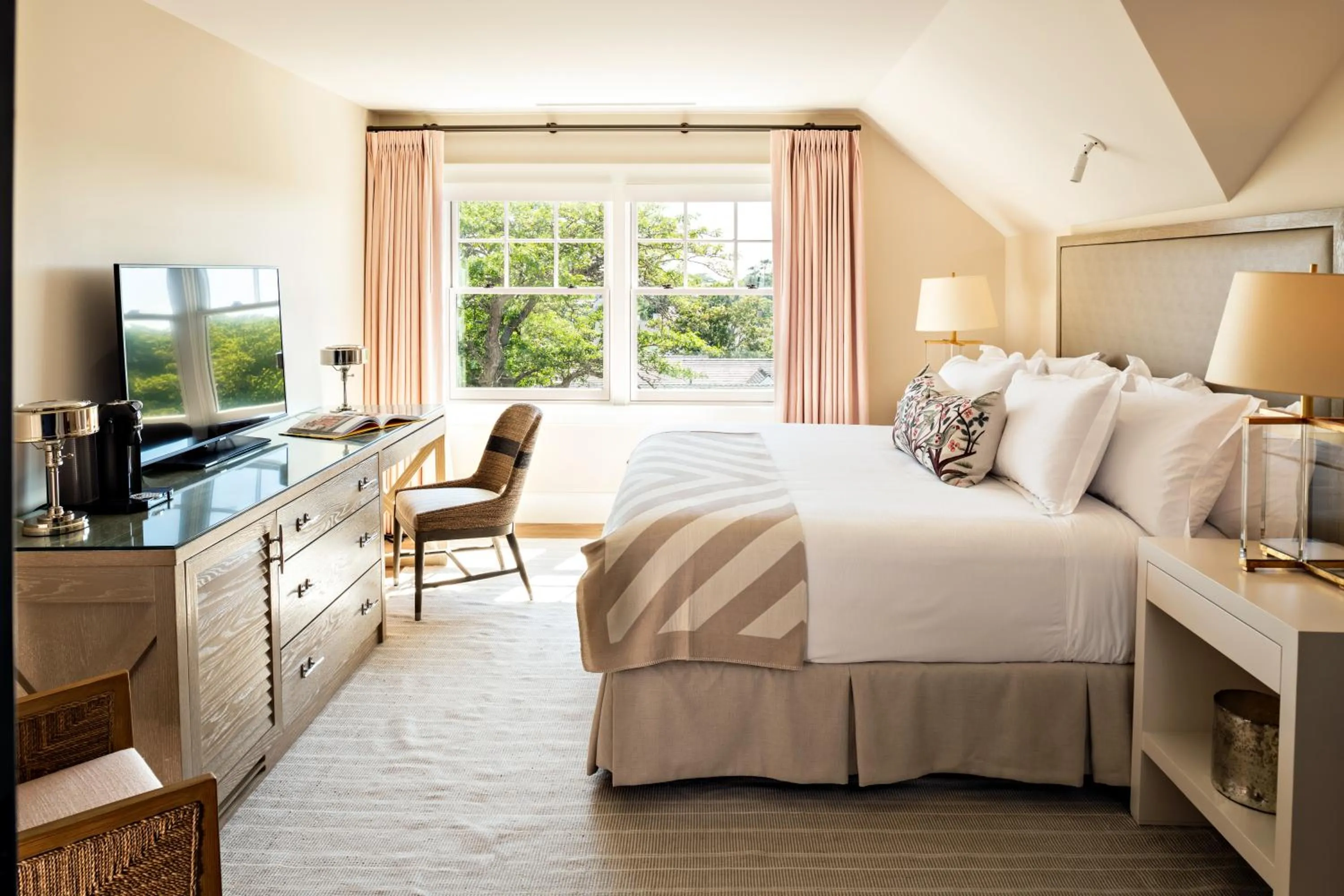 Bedroom, Bed in Harbor View Hotel