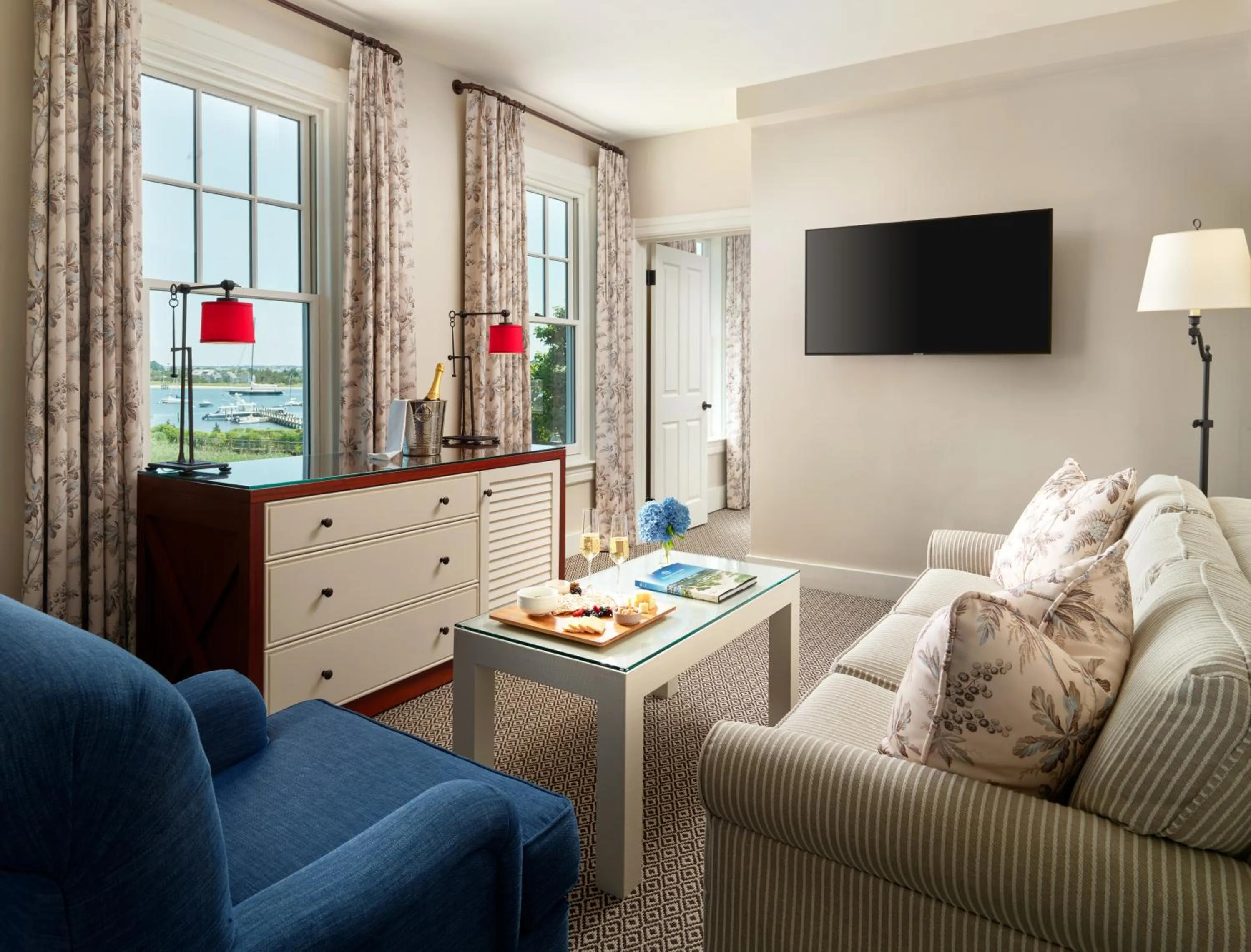 Living room in Harbor View Hotel