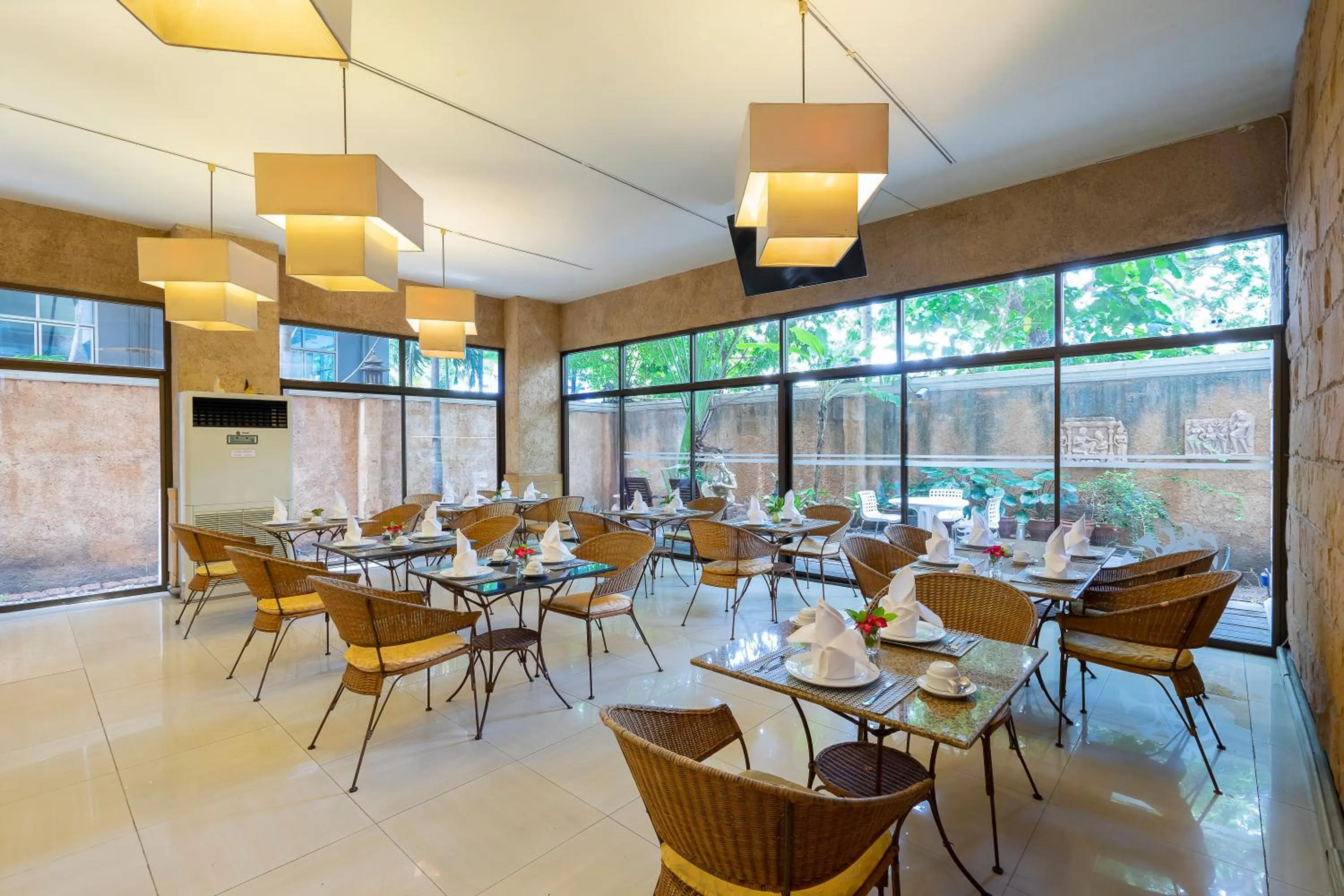 Restaurant/places to eat in Bella Villa Prima