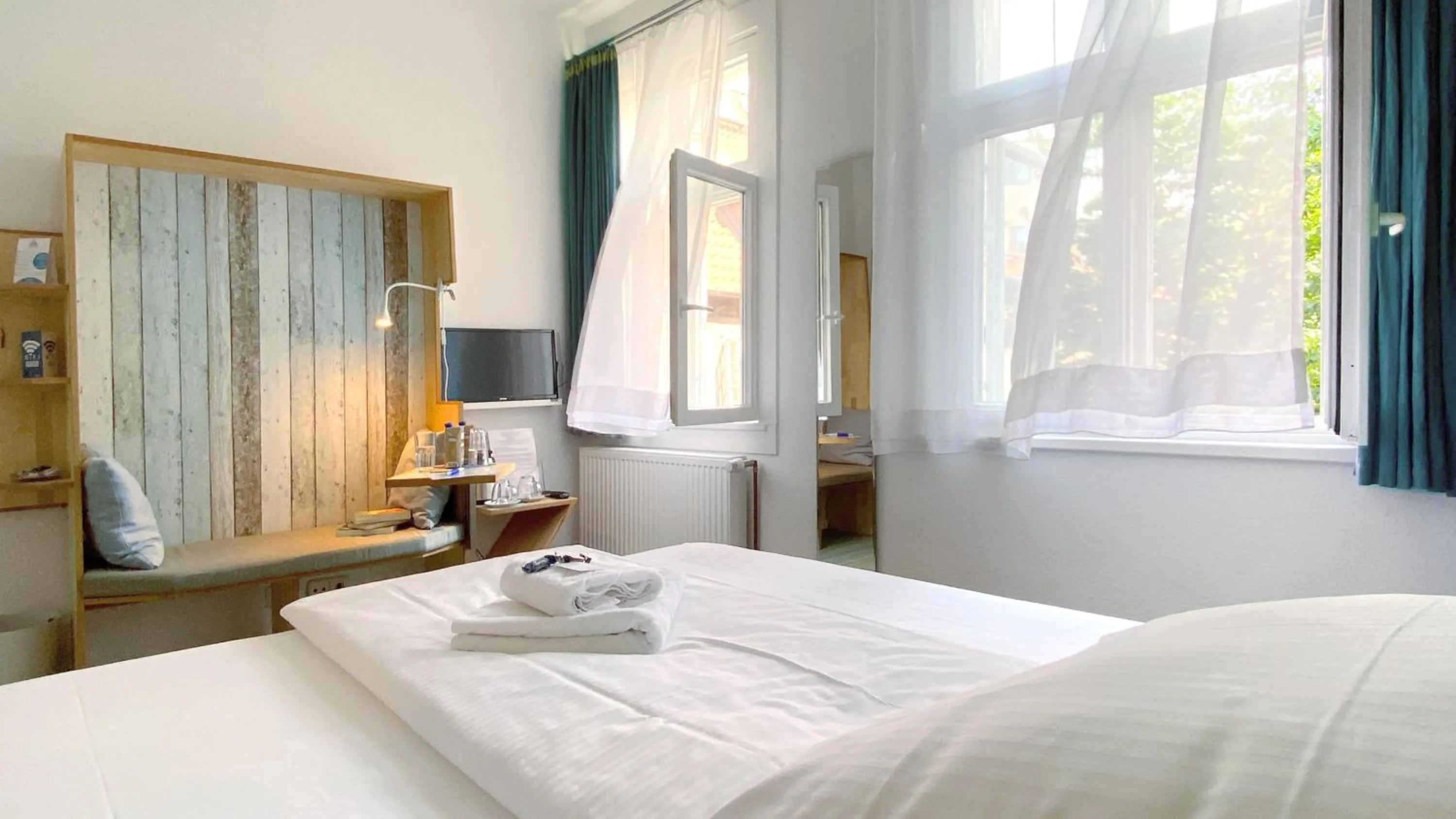 Seating area, Bed in Frauenhotel Hanseatin - Women Only